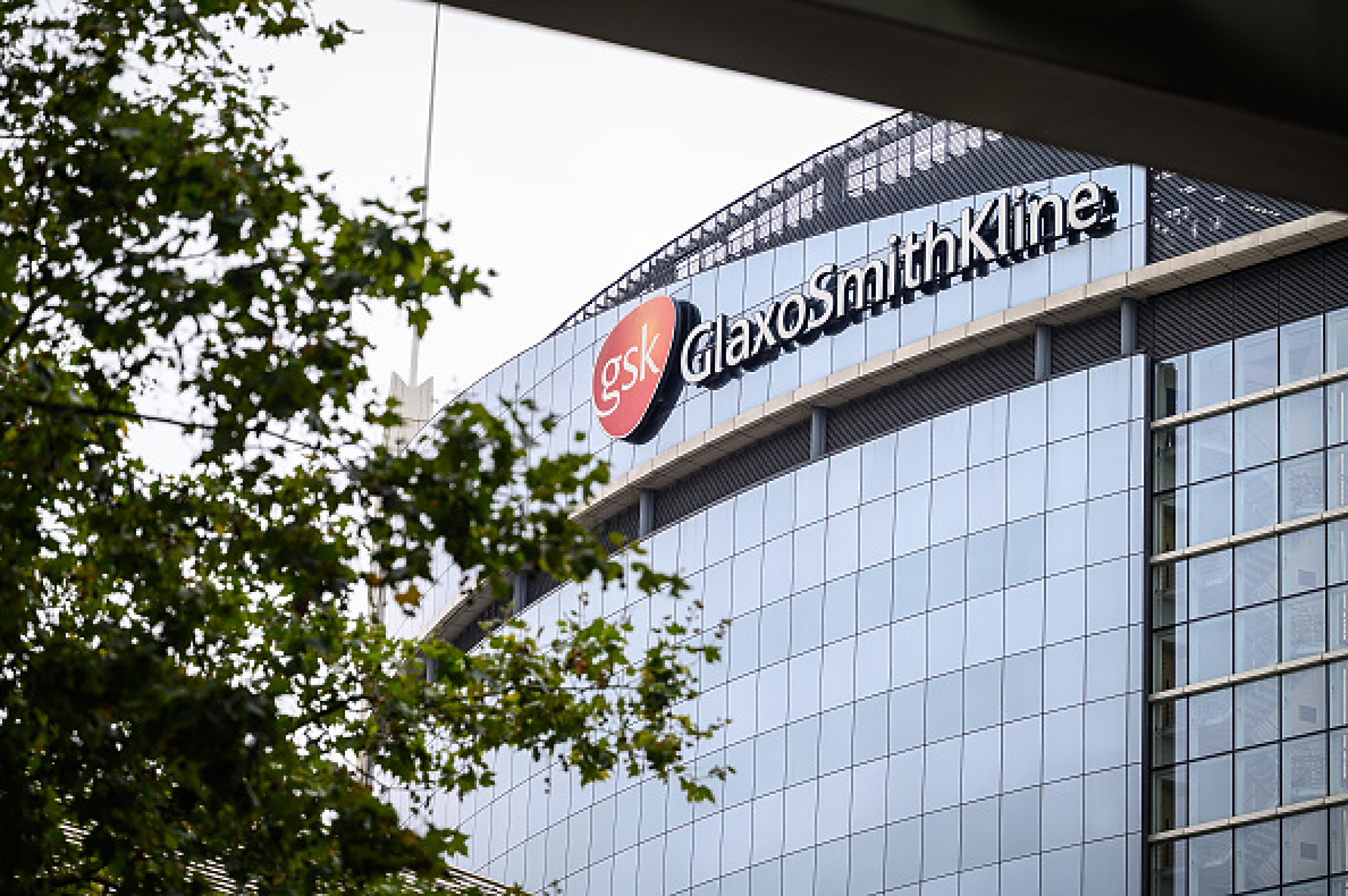 GlaxoSmithKline купува за 2 млрд. долара фармацевтична компания заради ново лекарство 