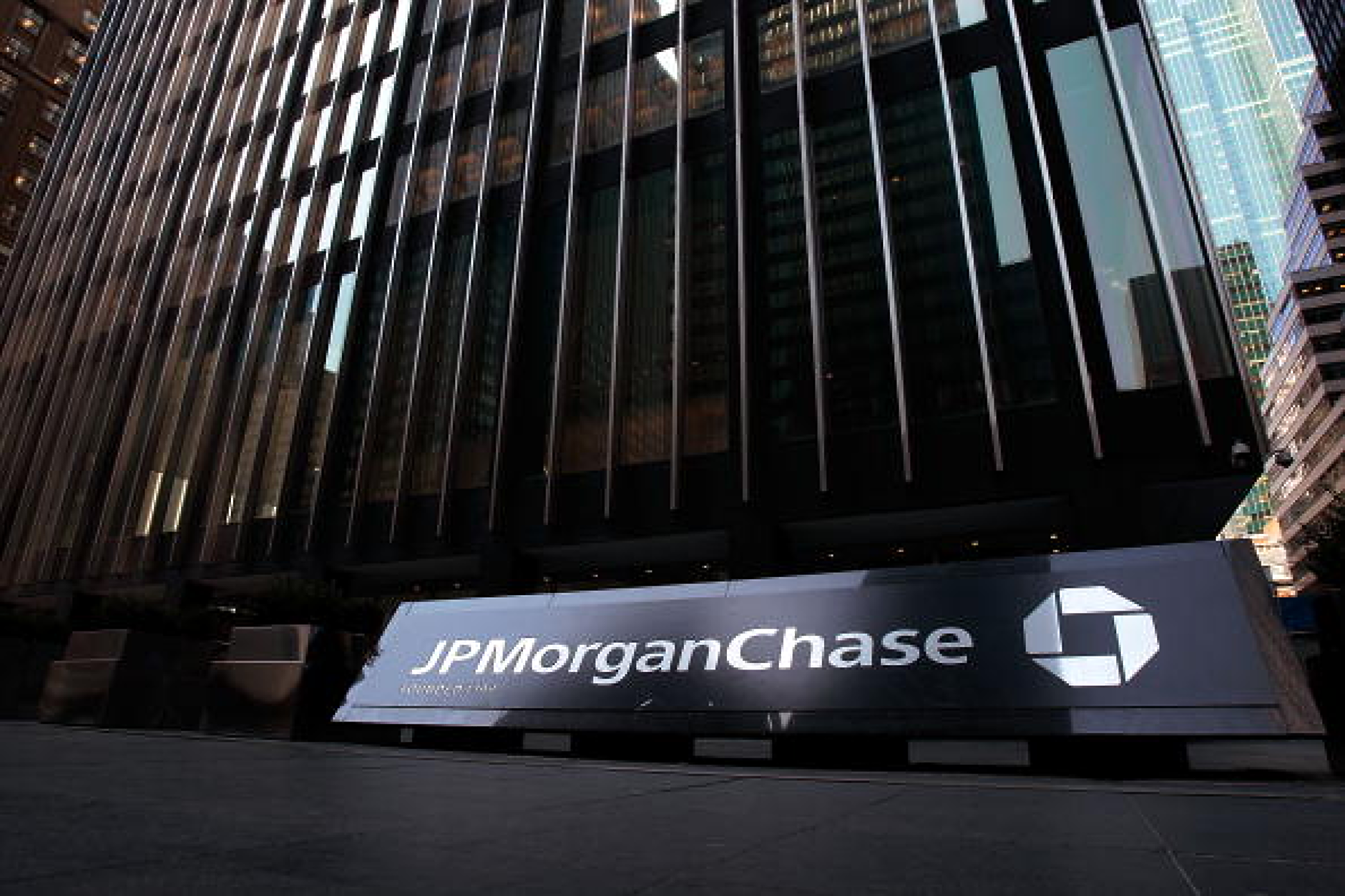 JPMorgan Chase нареди на управляващите си директори да се върнат в офисите