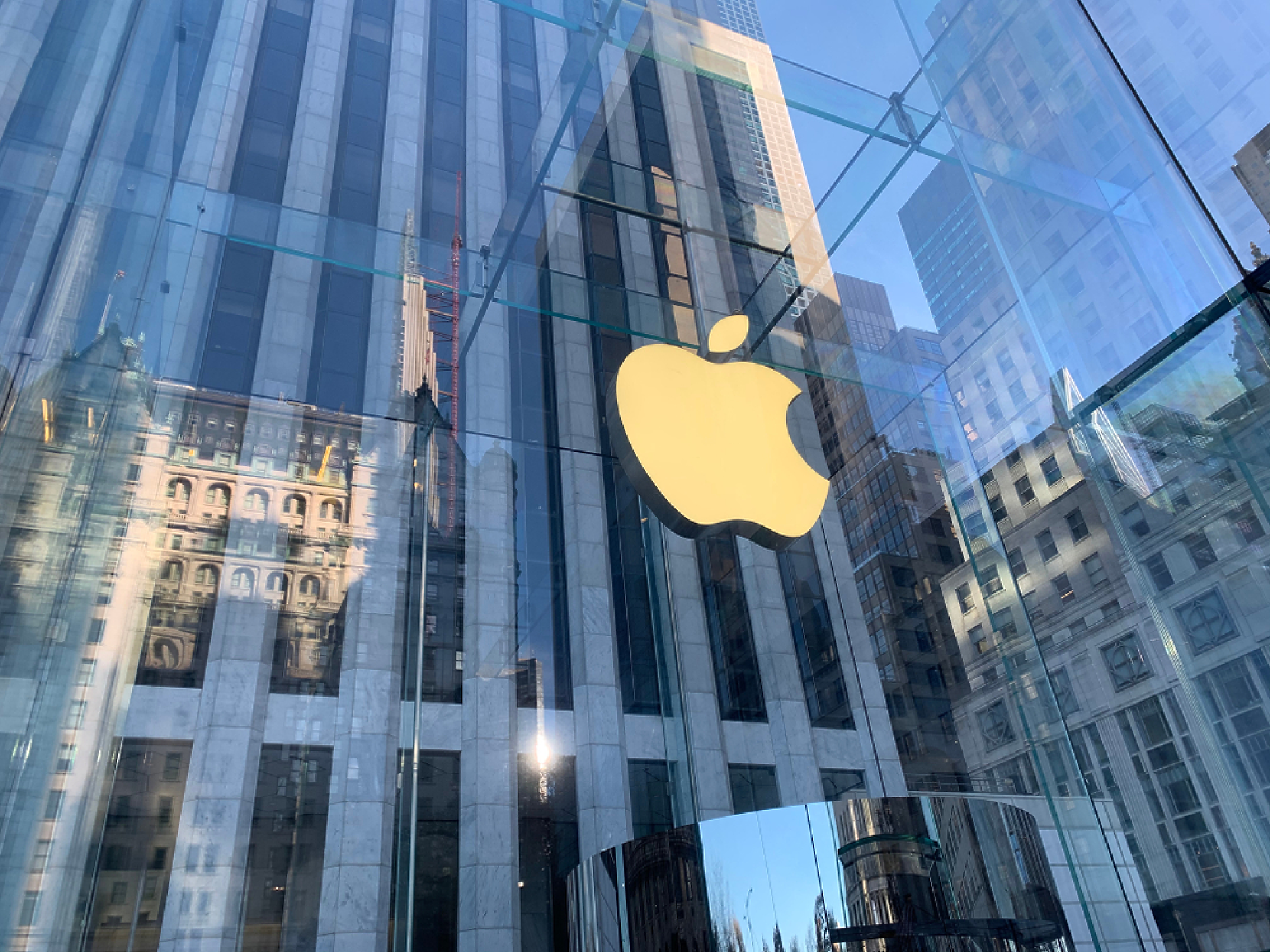 Apple надмина по пазарна капитализация 2000 компании 