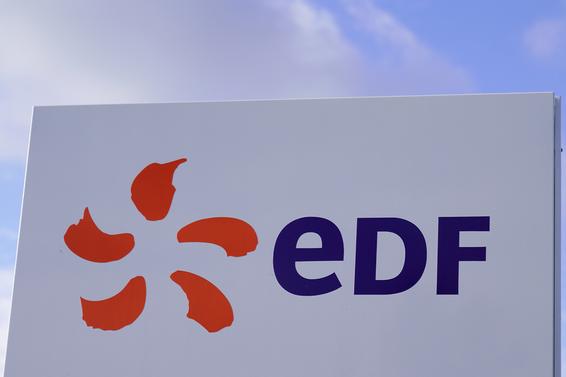 Франция поема пълния контрол върху енергийния гигант EDF 