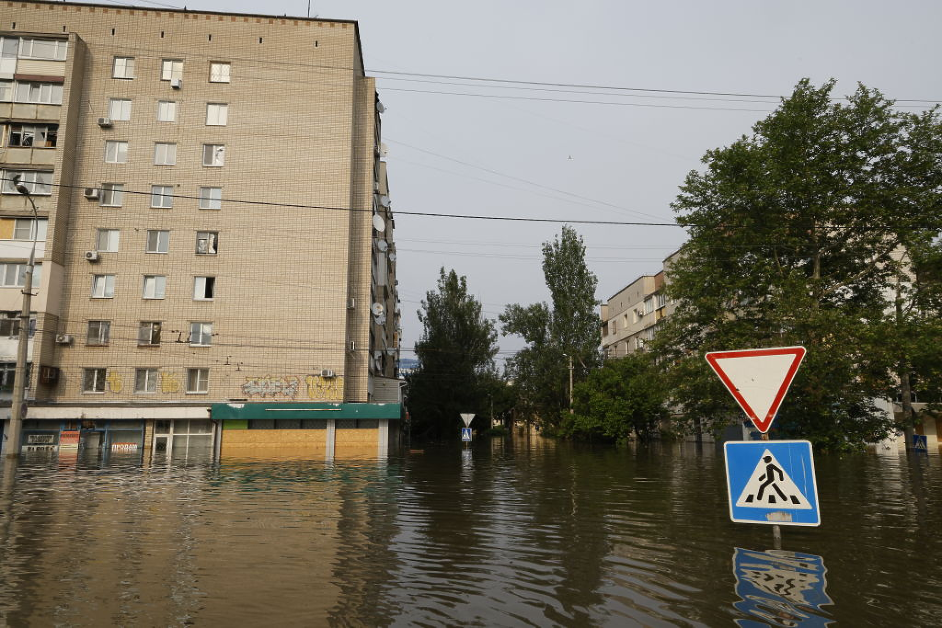 Водата от язовир „Каховка“  разнася мини, предупреди Червеният кръст