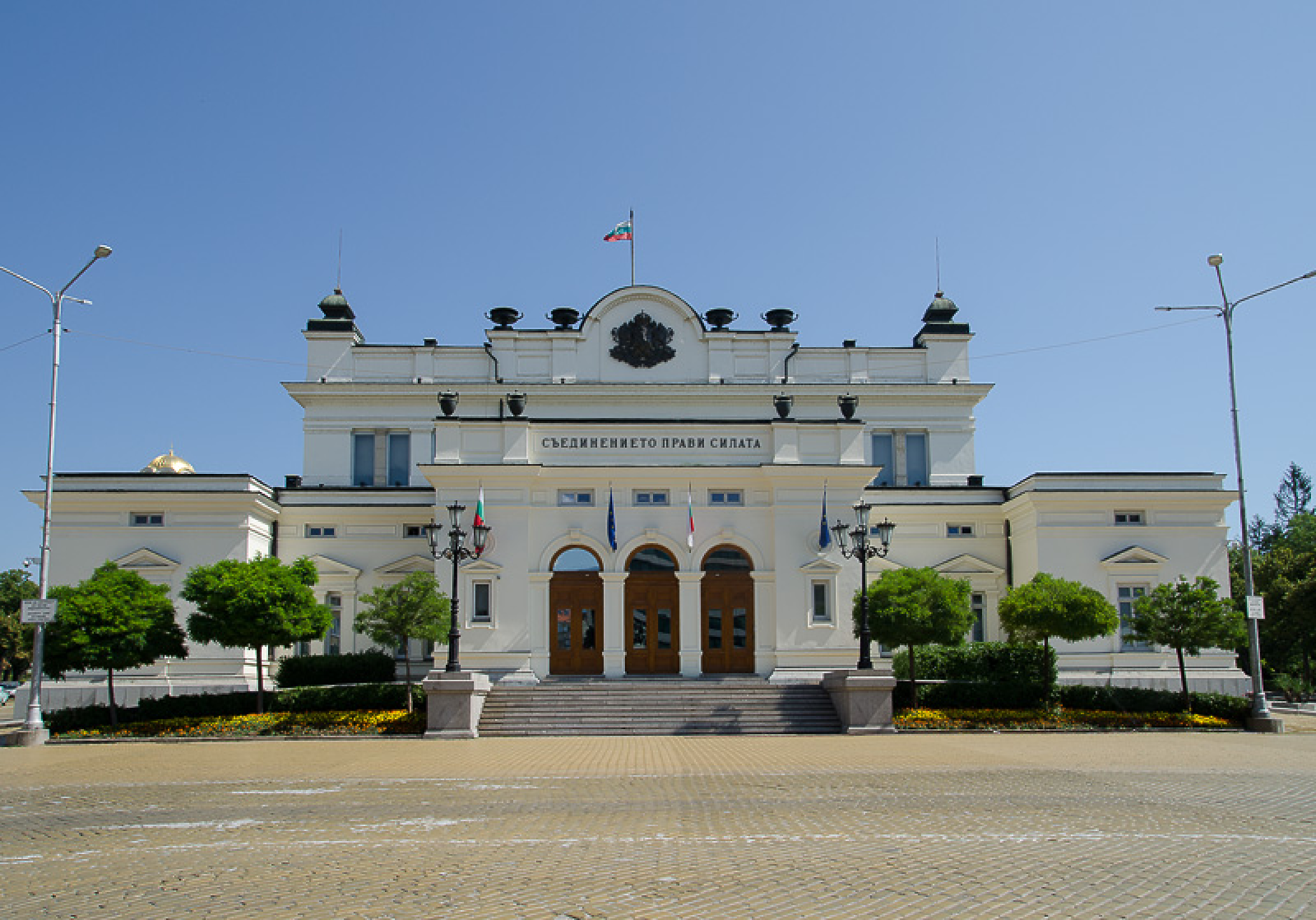 Втори опит за лидерска среща между ГЕРБ-СДС и ПП-ДБ започна в парламента