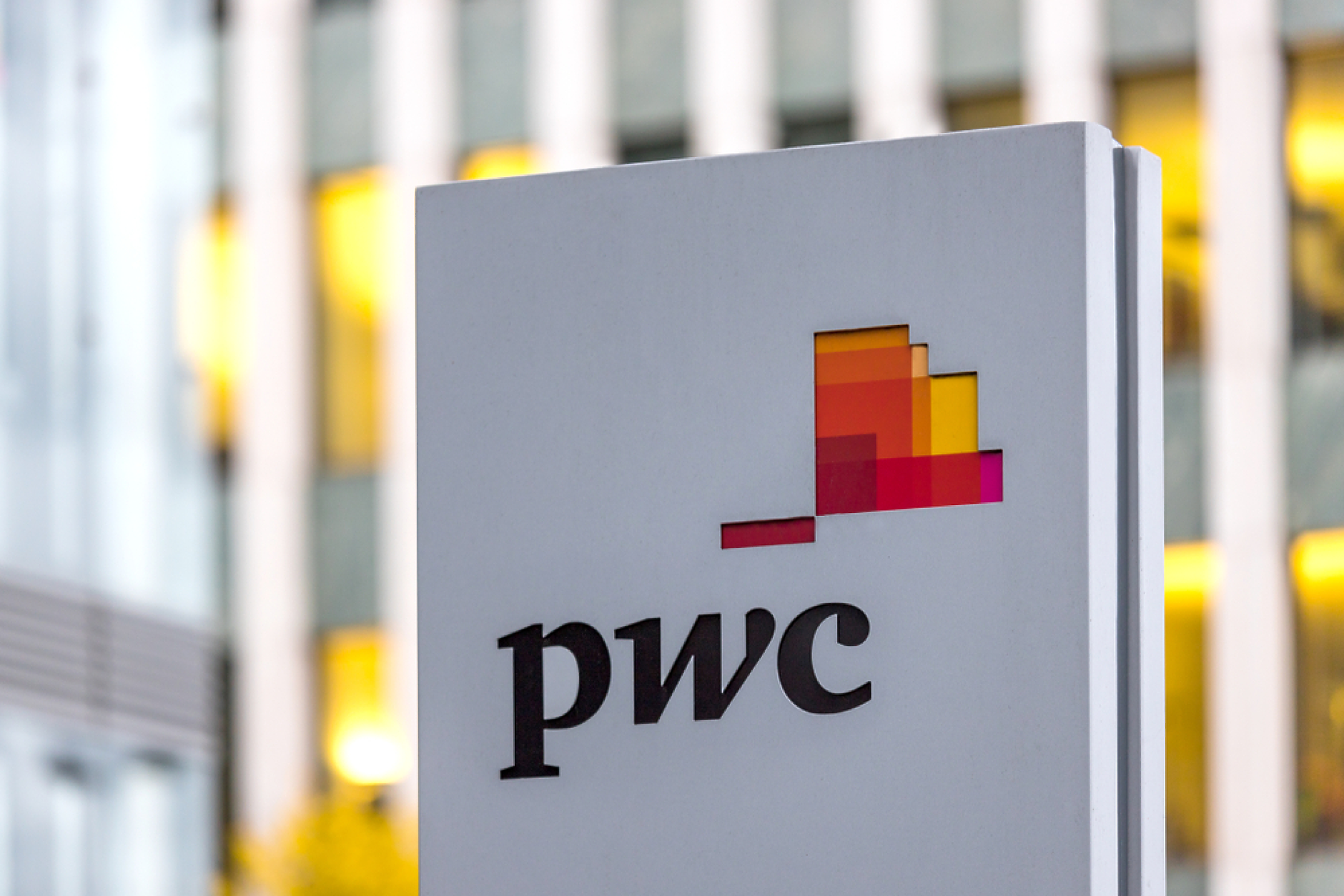 PwC Australia уволнява осем партньора заради скандал с изтичане на данъци