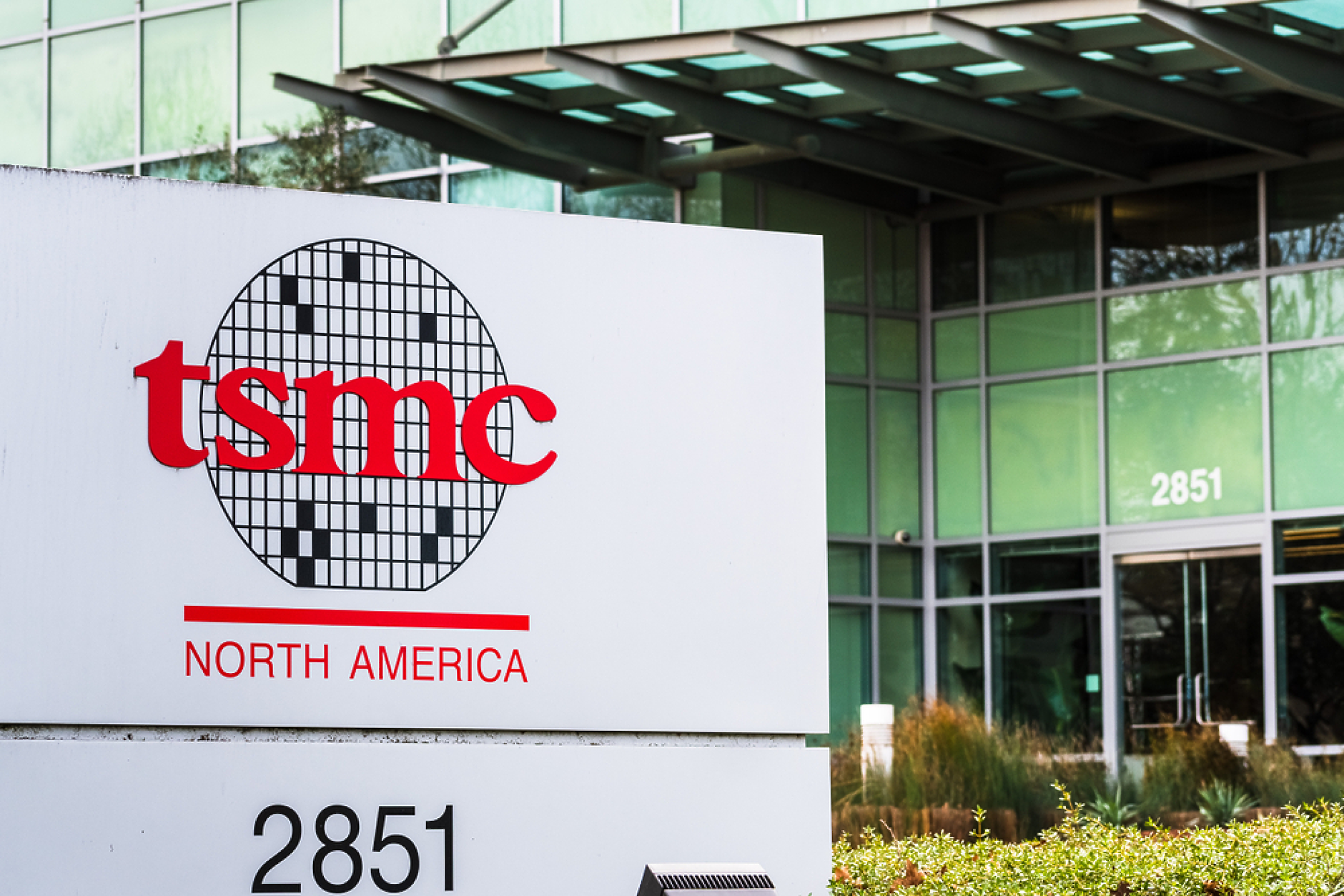 TSMC не очаква директно въздействие върху производството от китайските ограничения върху износа