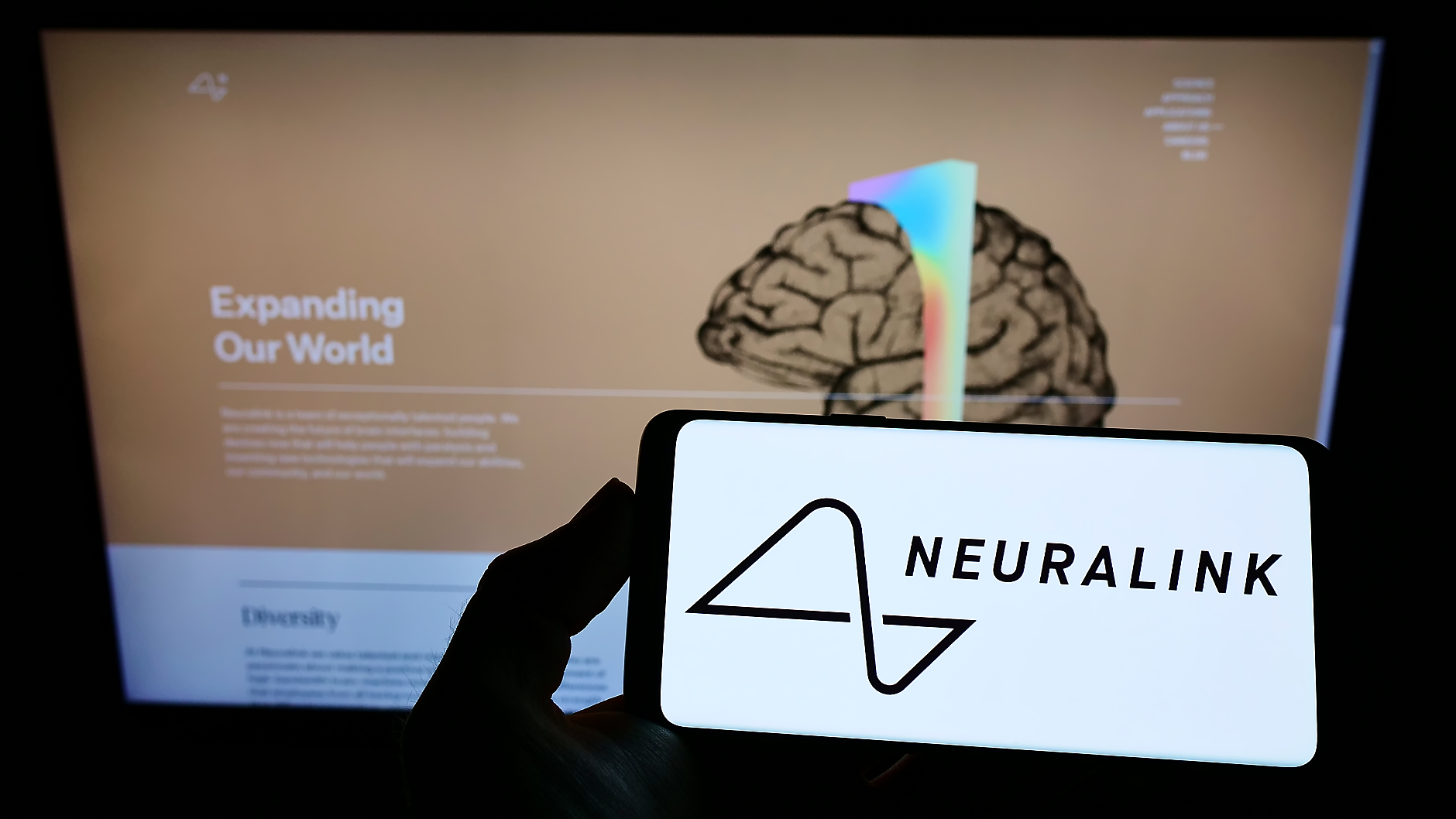 Neuralink на Мъск разработва роботизирани протези, управлявани от сензор в главата