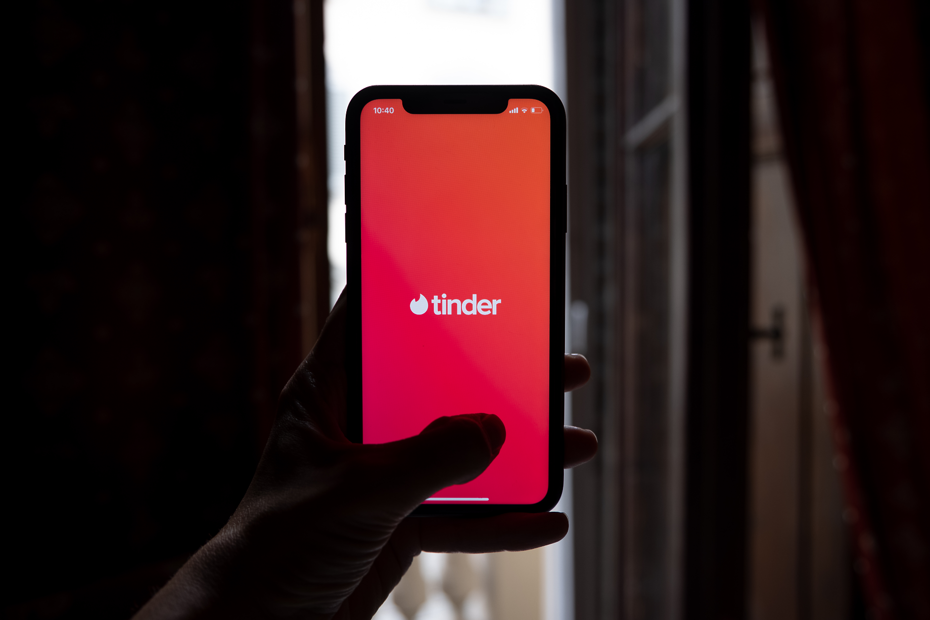 Tinder тества инструмент с изкуствен интелект, който помага на потребителите да избират най-добрите си снимки