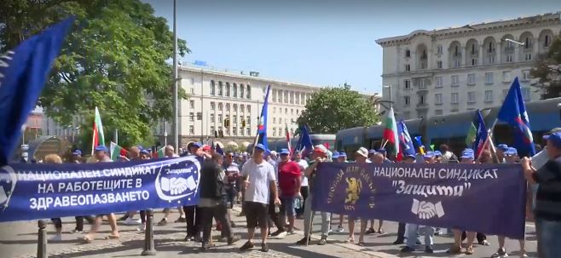 Работещи в Спешна помощ разпъват протестно палатки пред здравното министерство 