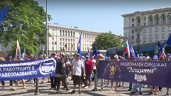 Работещи в Спешна помощ разпъват протестно палатки пред здравното министерство 