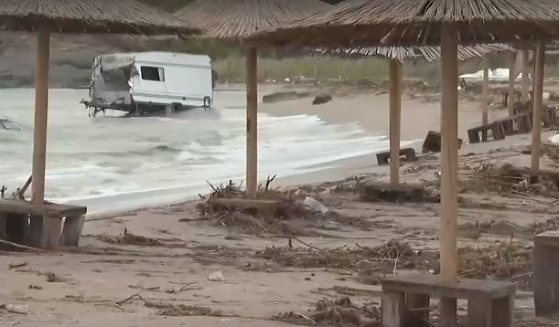 Бедственото положение в Царево остава