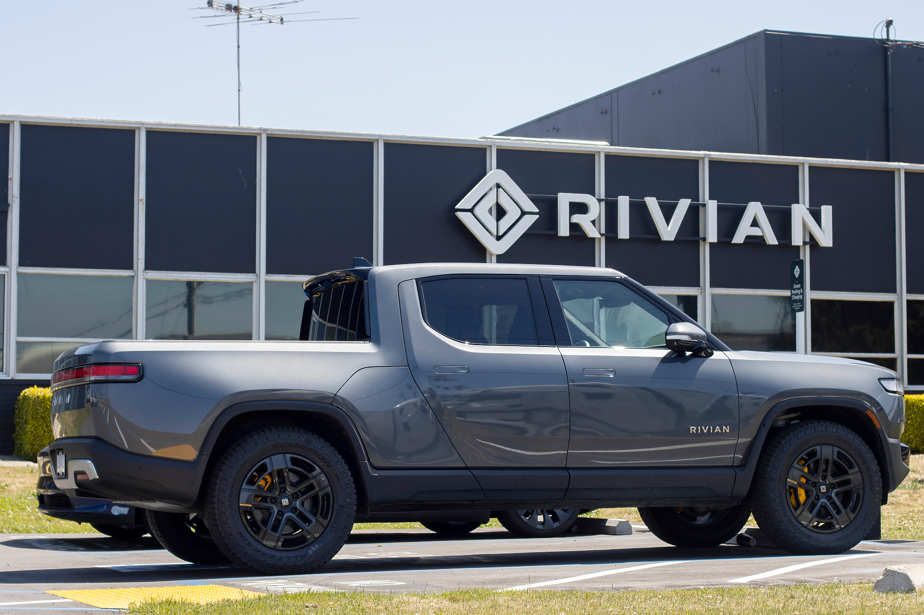 Производителят на електромобили Rivian ще пласира  зелени облигации за  $1,5 млрд.