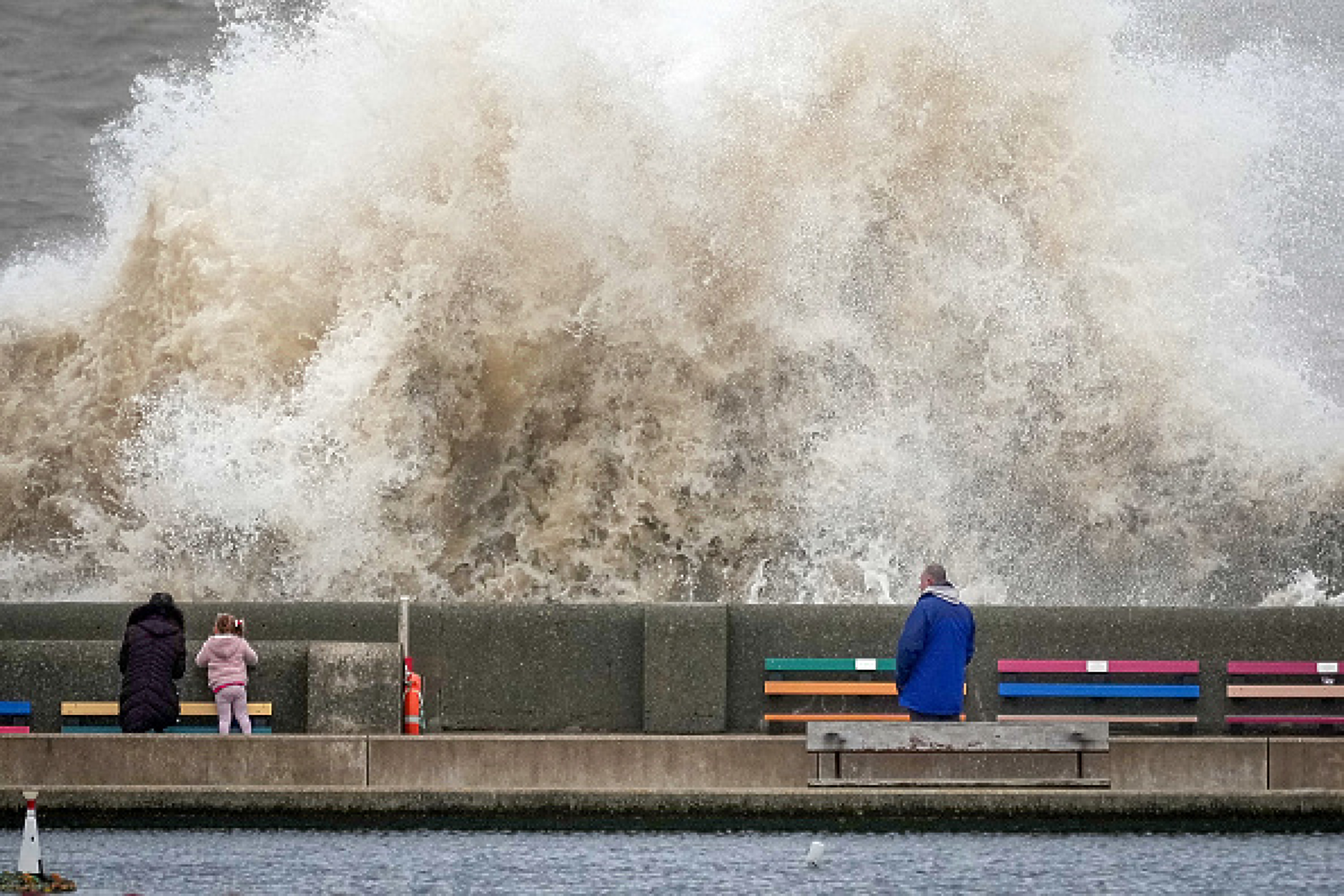 Бурята „Киърън“ взе 8 жертви в Северозапдна Европа, водолази спасяват коли в Италия, Гърция на крак за опасно време