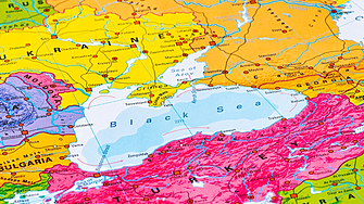 Турски товарен кораб с 12-членен екипаж потъна в Черно море