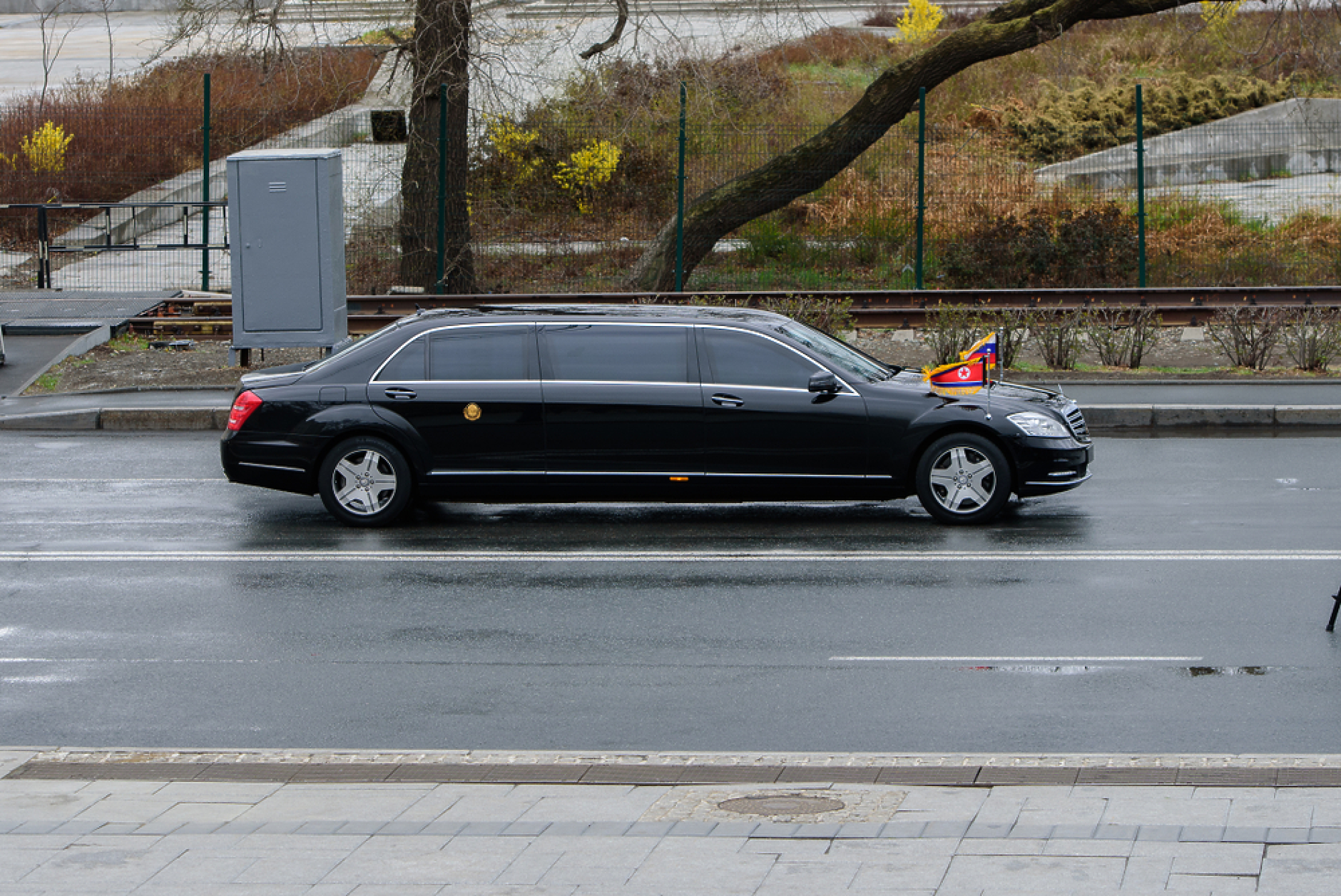 Ким Чен-ун се вози в  Maybach, въпреки забраната за внос в КНДР