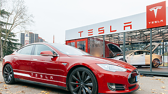 Tesla изтегля над 2 млн. електромобила заради проблеми с автопилота