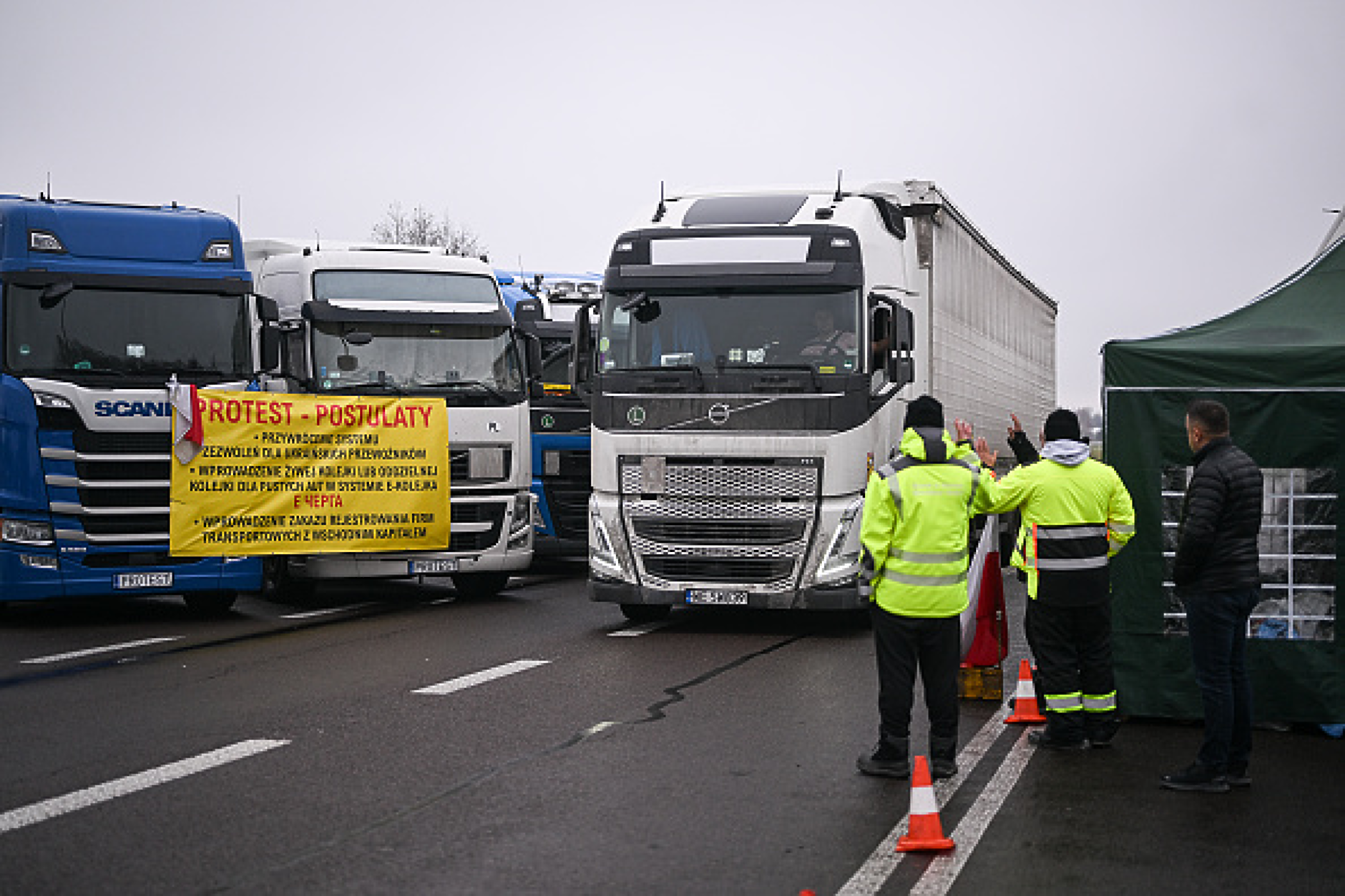 Полски фермери блокираха половината пропускателни пунктове по границата с Украйна