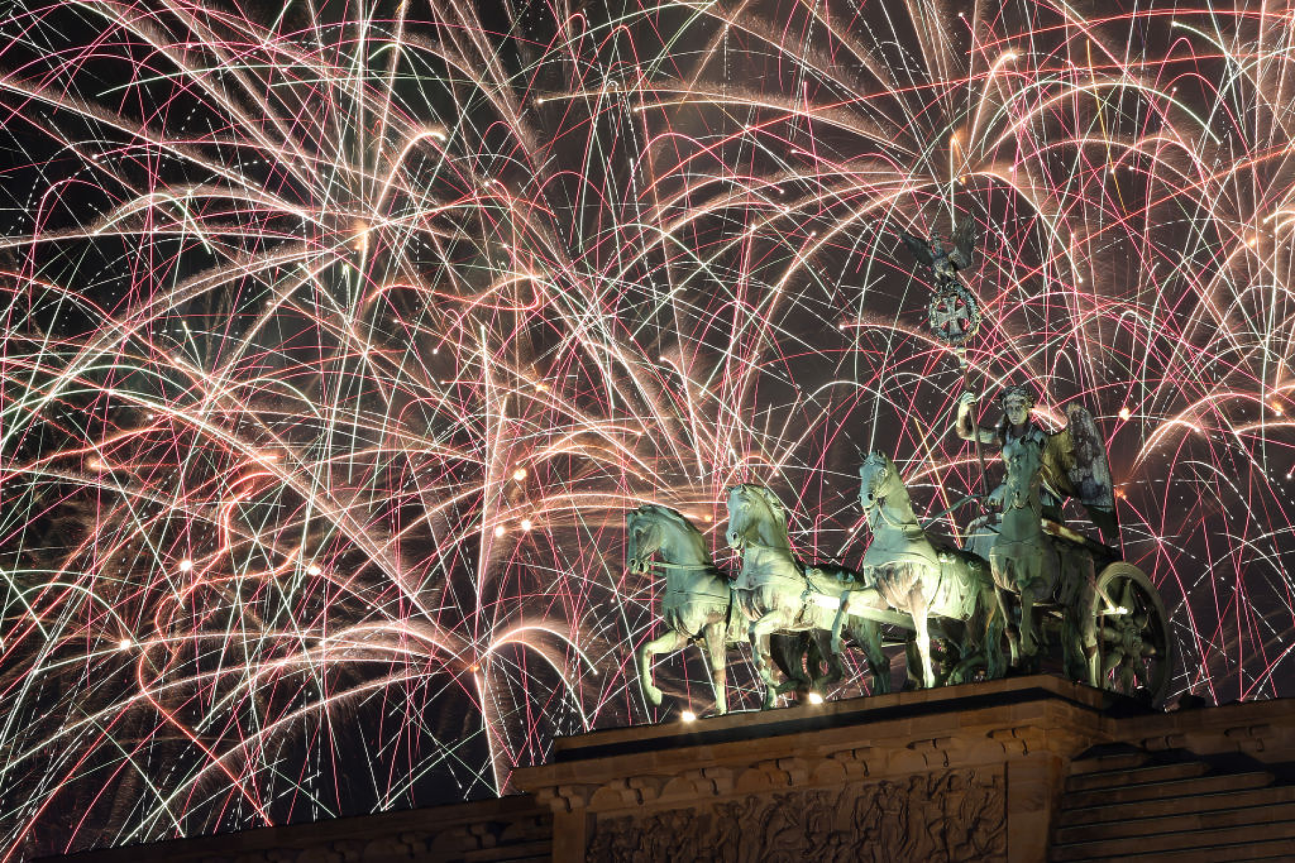 Фойерверките над Бранденбургската врата в Берлин, Германия. /Снимка: Getty Images