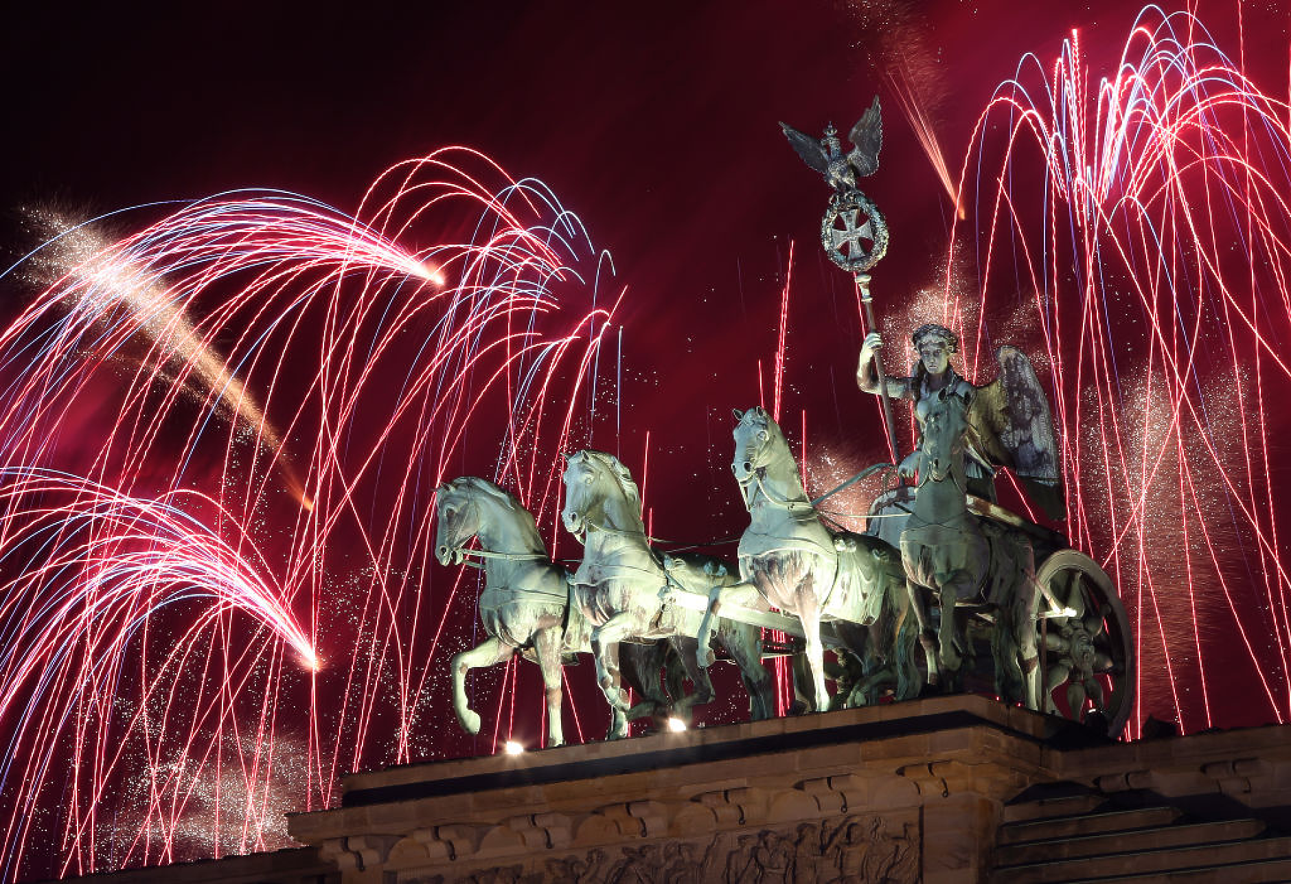 Фойерверките над Бранденбургската врата в Берлин, Германия. /Снимка: Getty Images