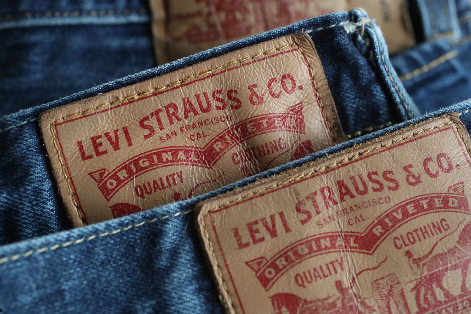 Levi Strauss ще съкрати поне 10% от работните места, след като прогнозира мрачна 2024 г. за крехкия бизнес на едро