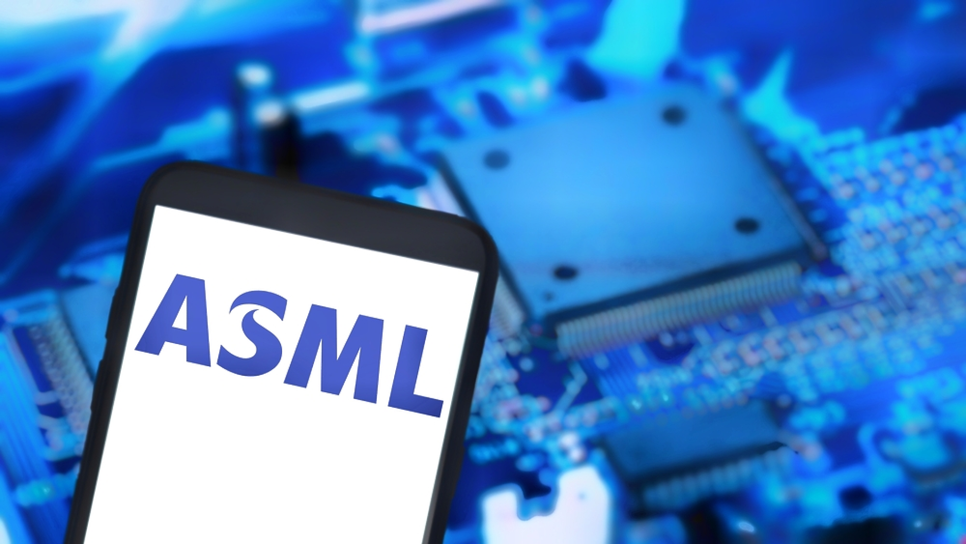 Амстердам ще се опита да запази индустриалния лидер ASML в Нидерландия 