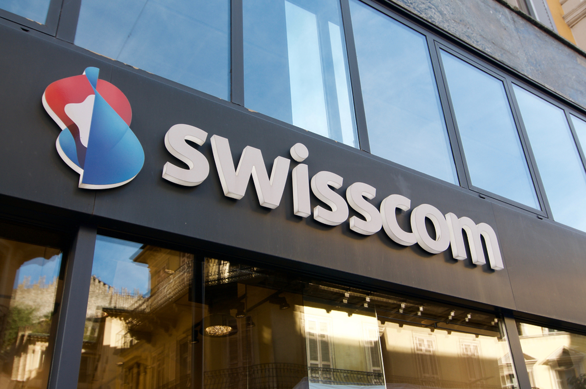 Swisscom купува италианското подразделение на Vodafone за 8 млрд. евро