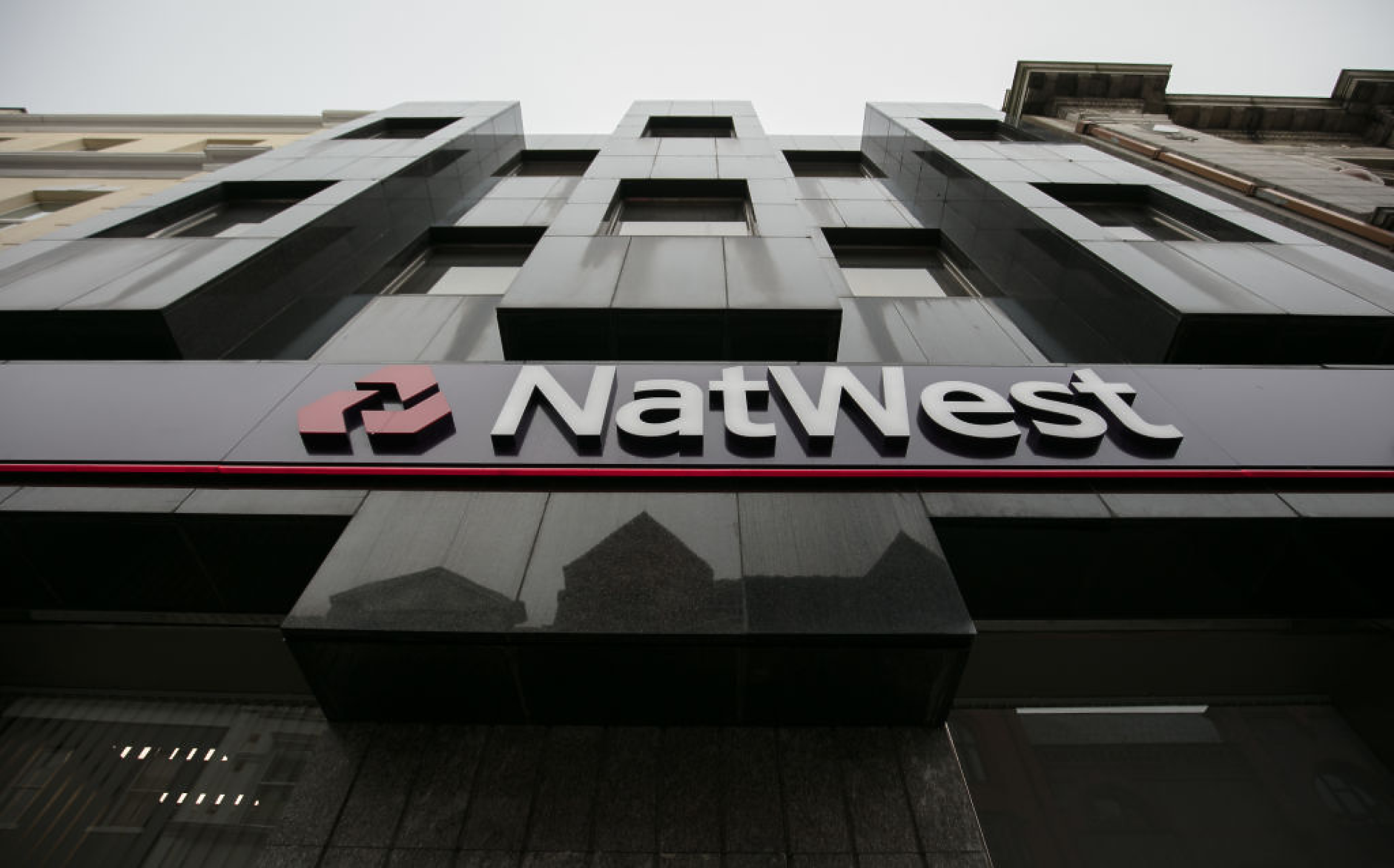 Великобритания намалява дела си в NatWest чрез продажба на акции за 1,24 млрд. паунда