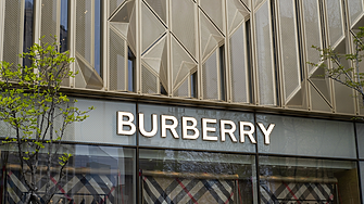 Burberry се разделя с главния изпълнителен директор и отменя тазгодишния дивидент