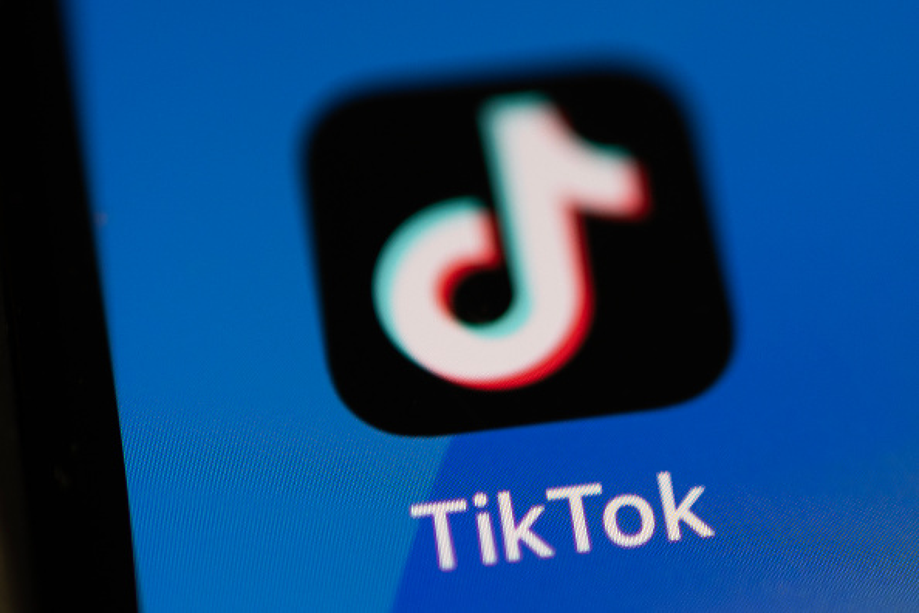 TikTok е събирала мнения на  потребители в САЩ по въпроси като абортите и контрола върху оръжията