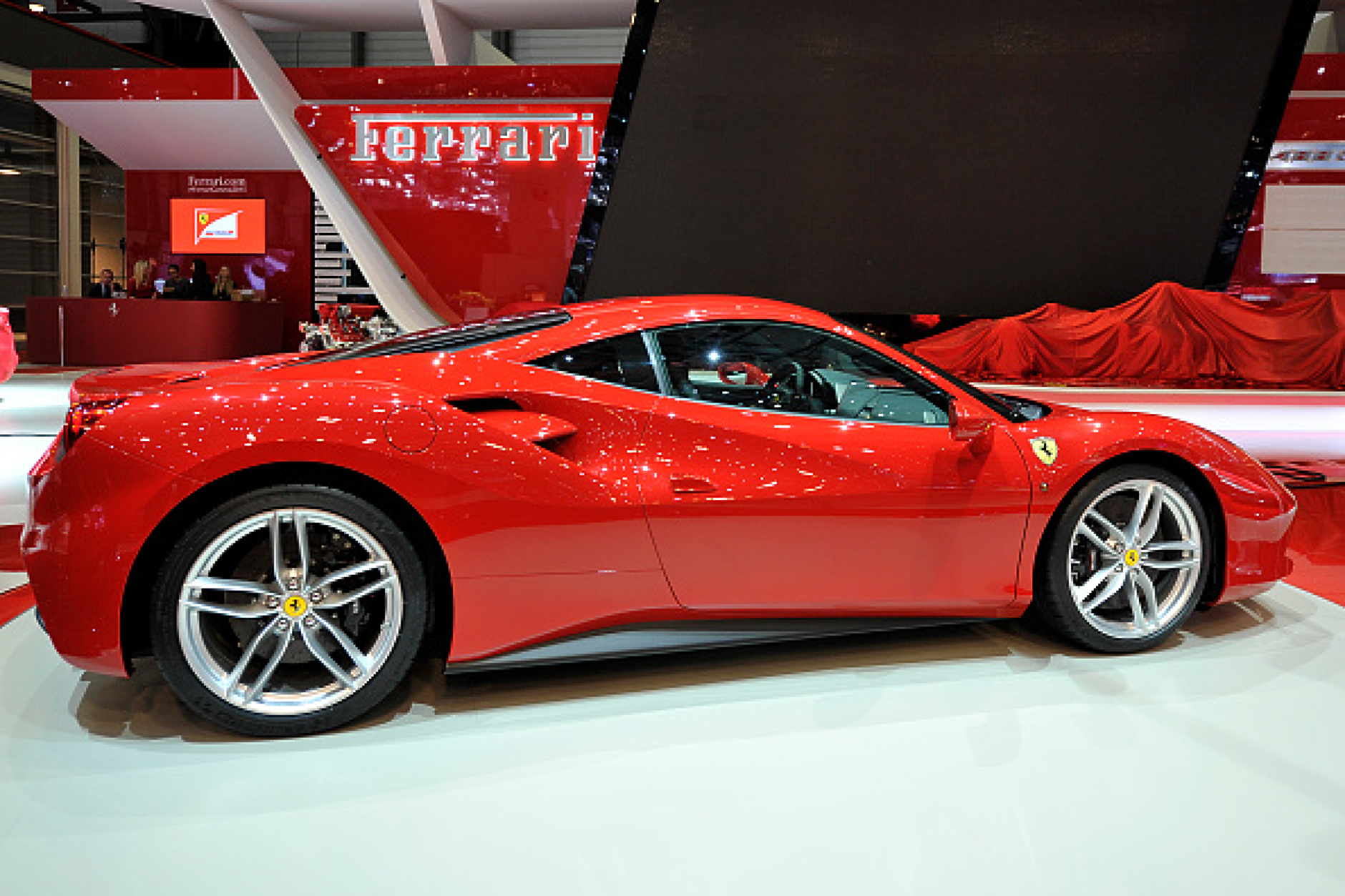 Ferrari  ще продава автомобилите си в Европа и с криптовалута