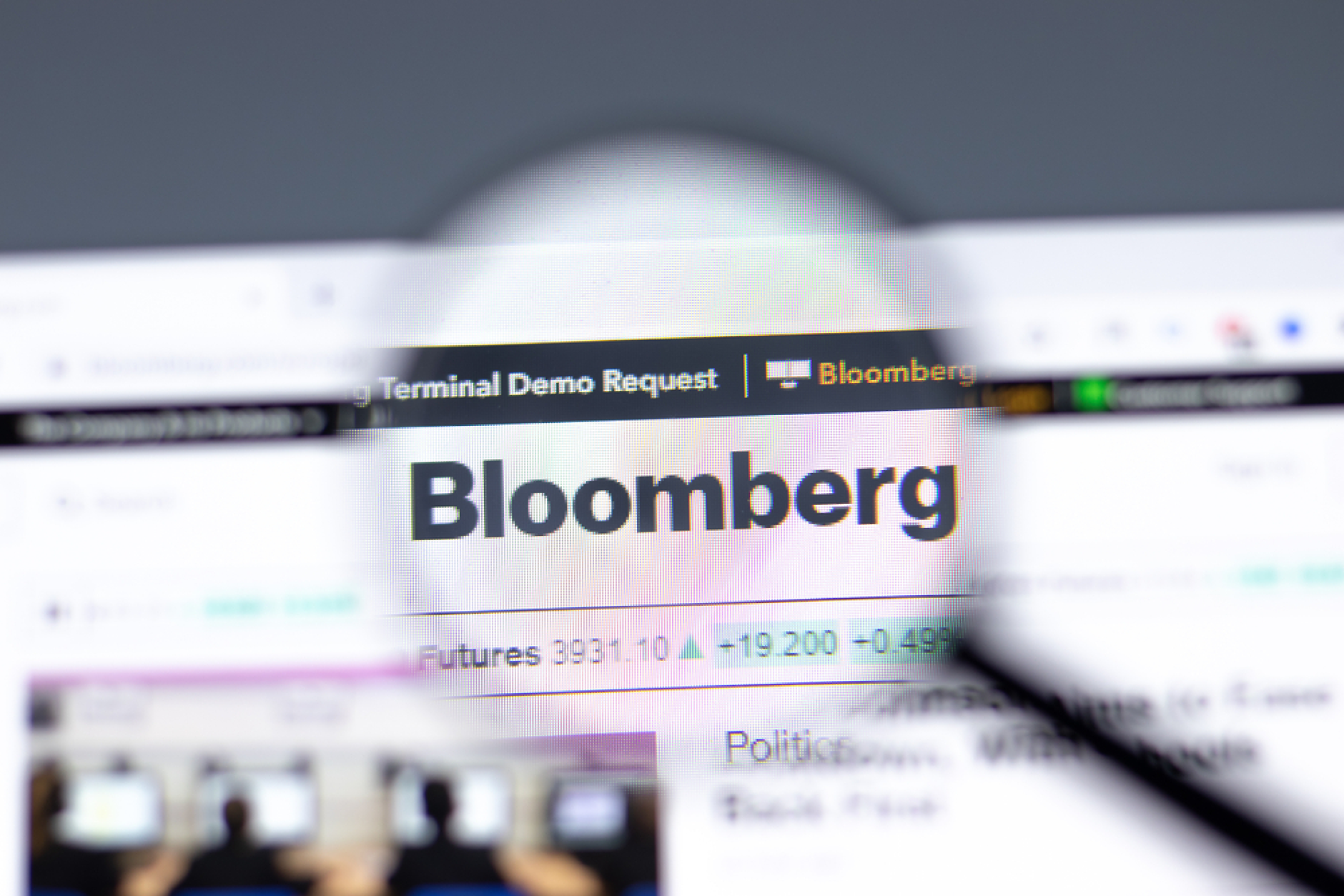 Bloomberg уволни репортер заради нарушено ембарго и застрашаване на акцията за размяна на шпиони и дисиденти