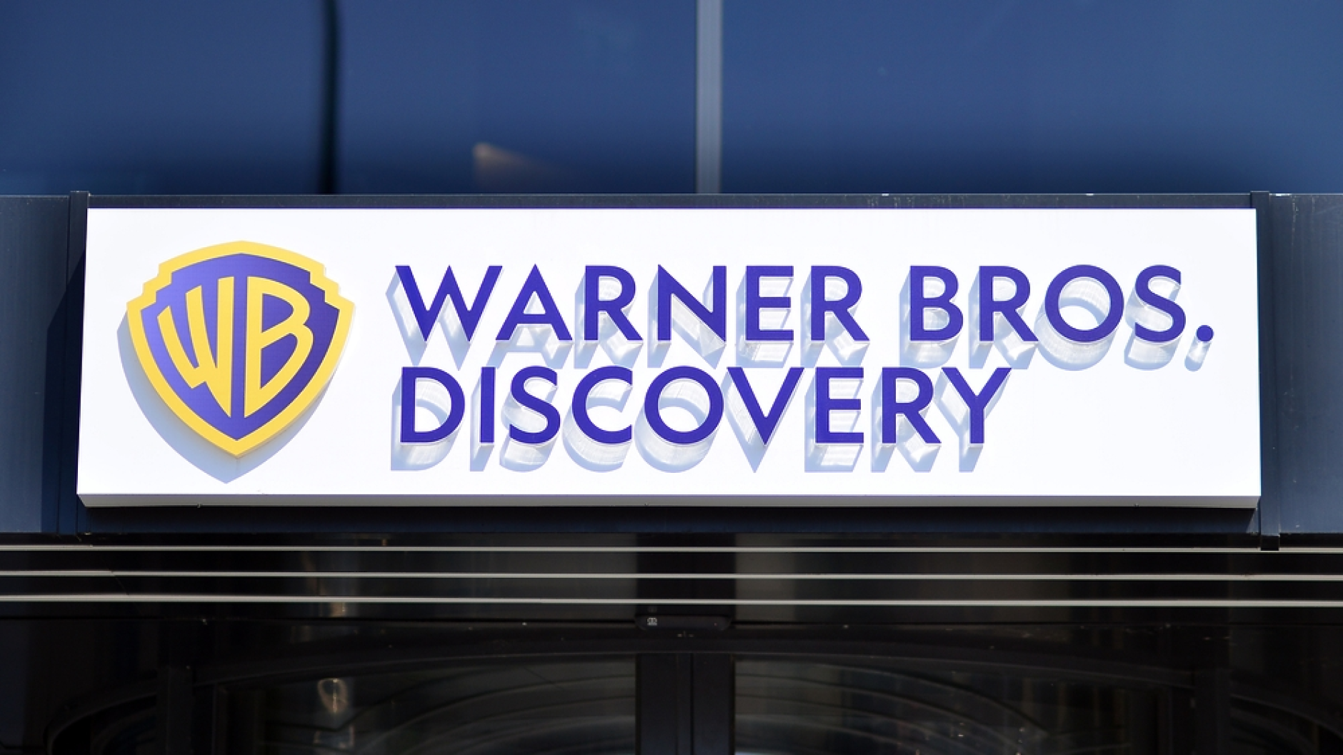 S&P понижи перспективата за Warner Bros Discovery до „негативна“