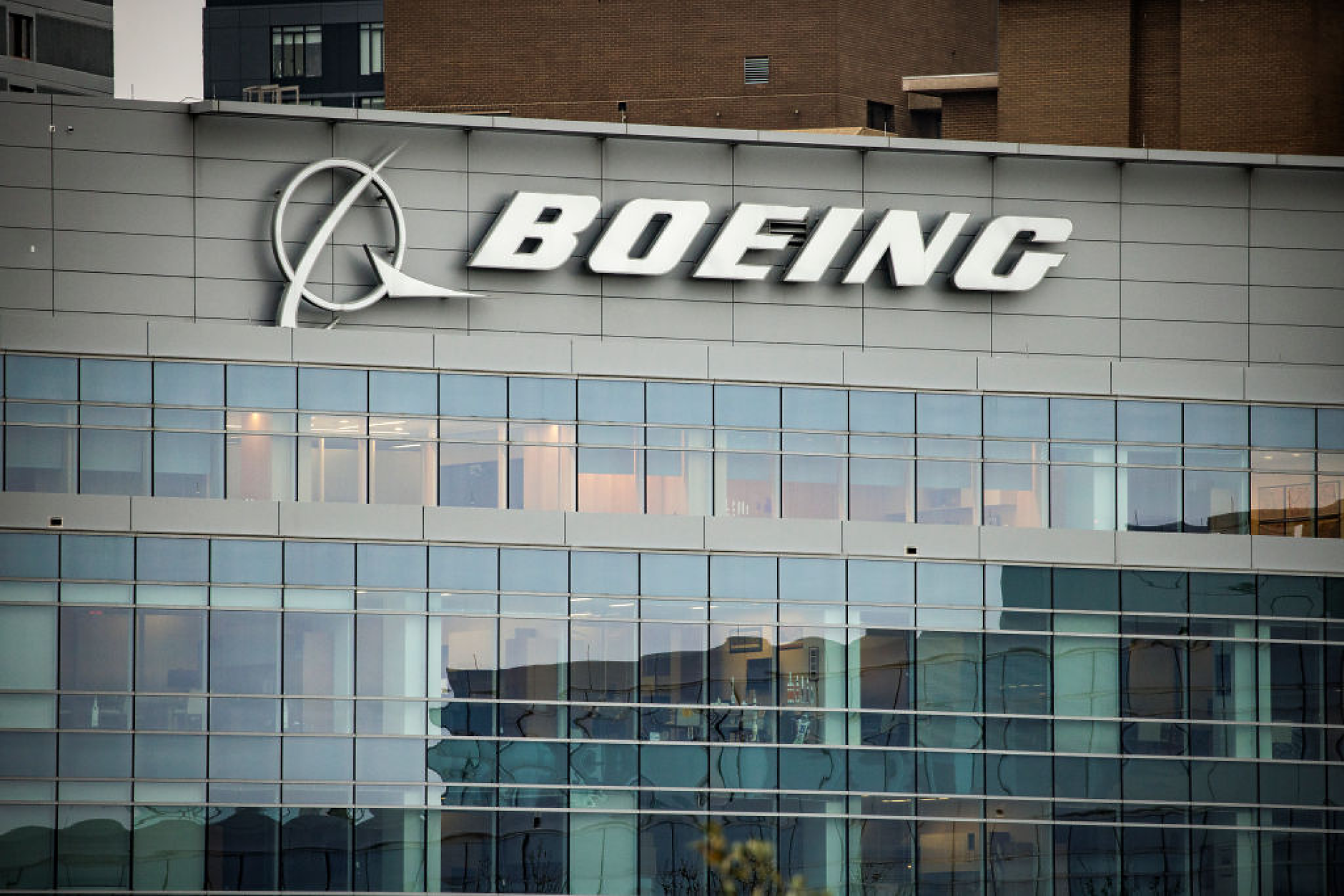 Boeing замразява наемането и обмисля временни отпуски