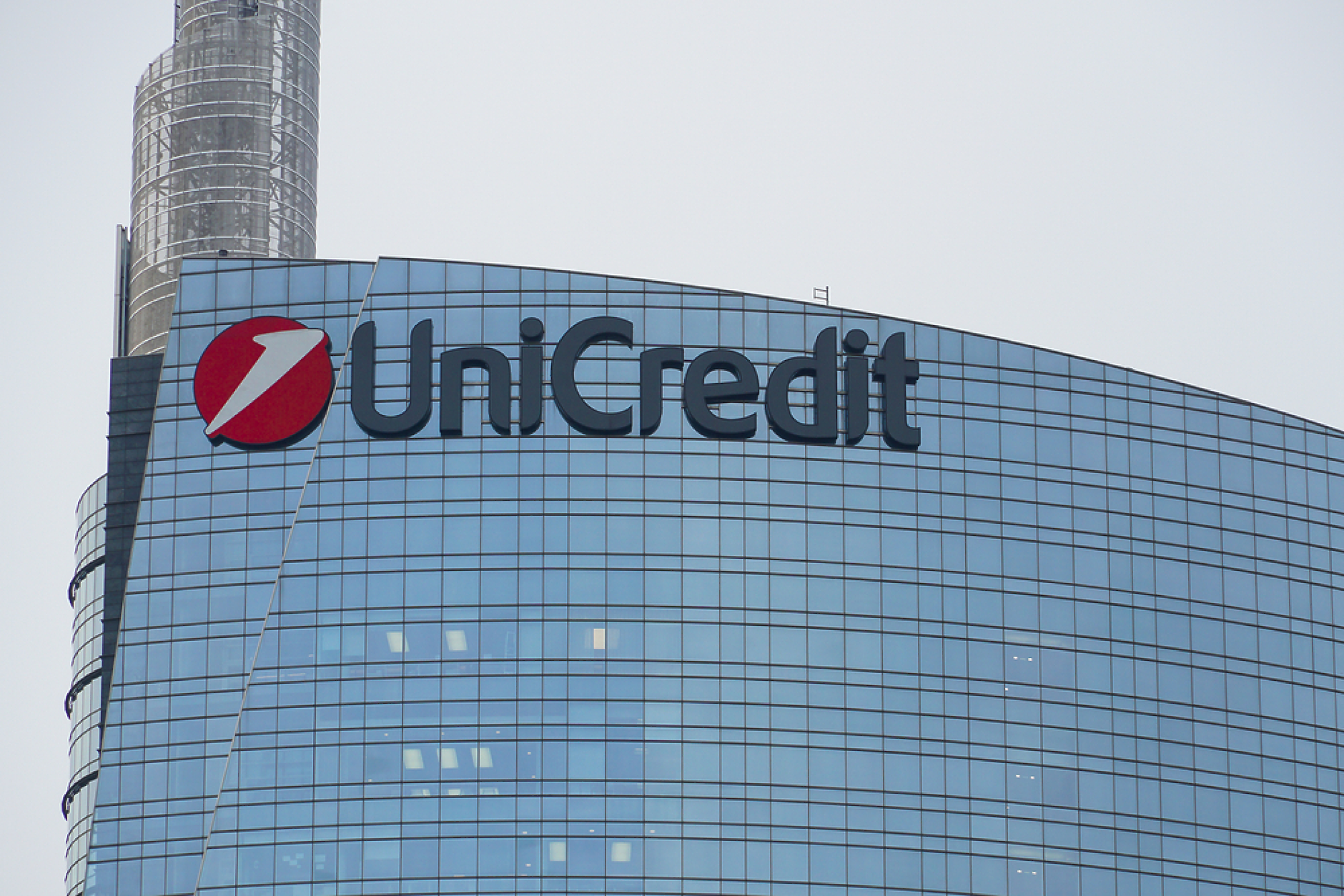 UniCredit купи дял от германската Commerzbank