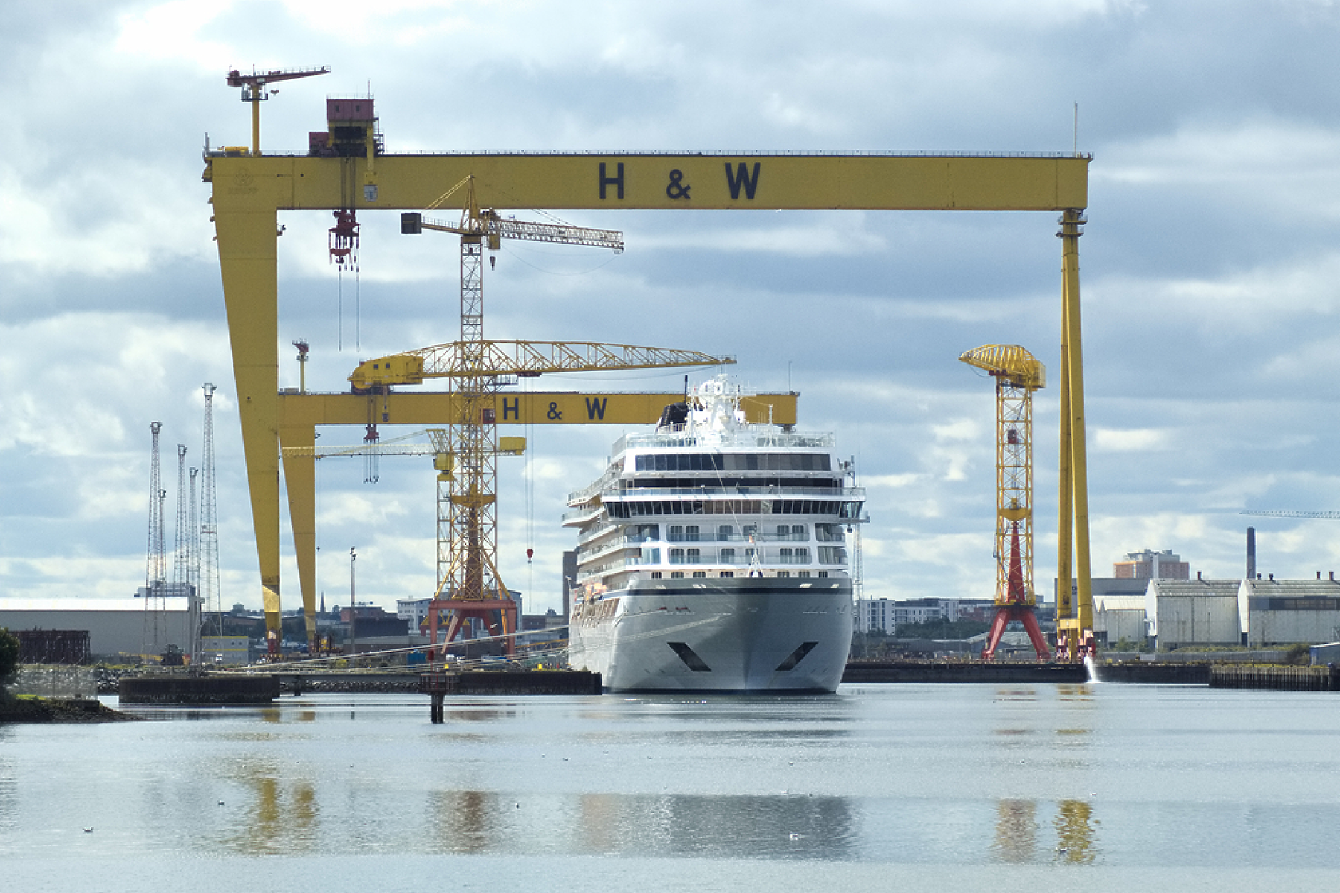 Строителят на Титаник Harland & Wolff се бори да остане в бизнеса на фона на дългова криза