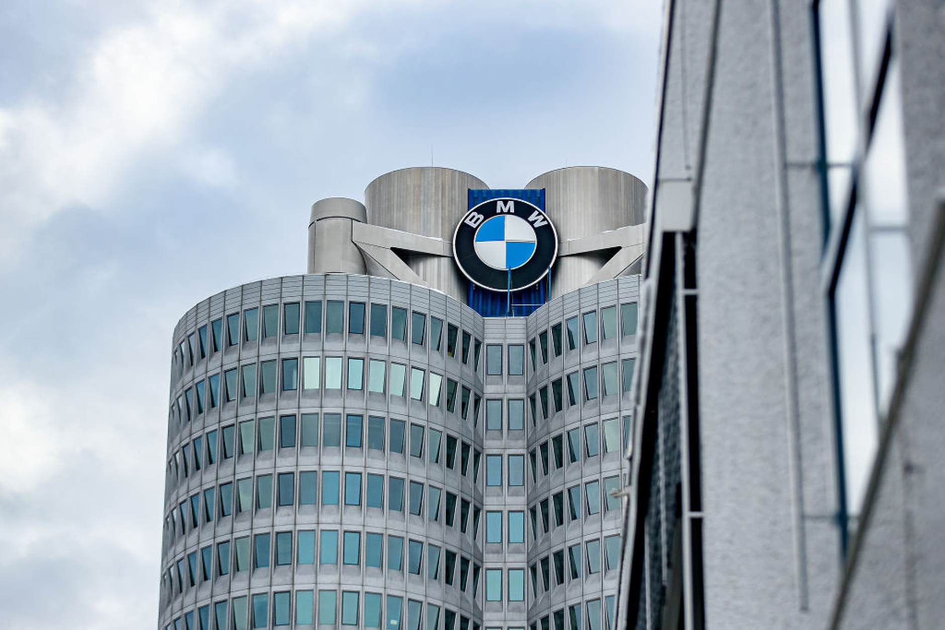 BMW с апел Берлин да гласува против митата за вноса на електромобили от Китай