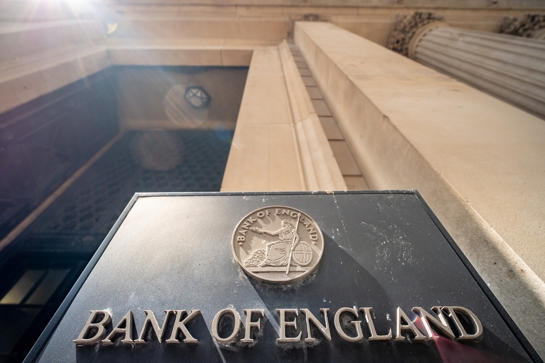 Bank of England: Световните цени на активите все още са уязвими за голям спад