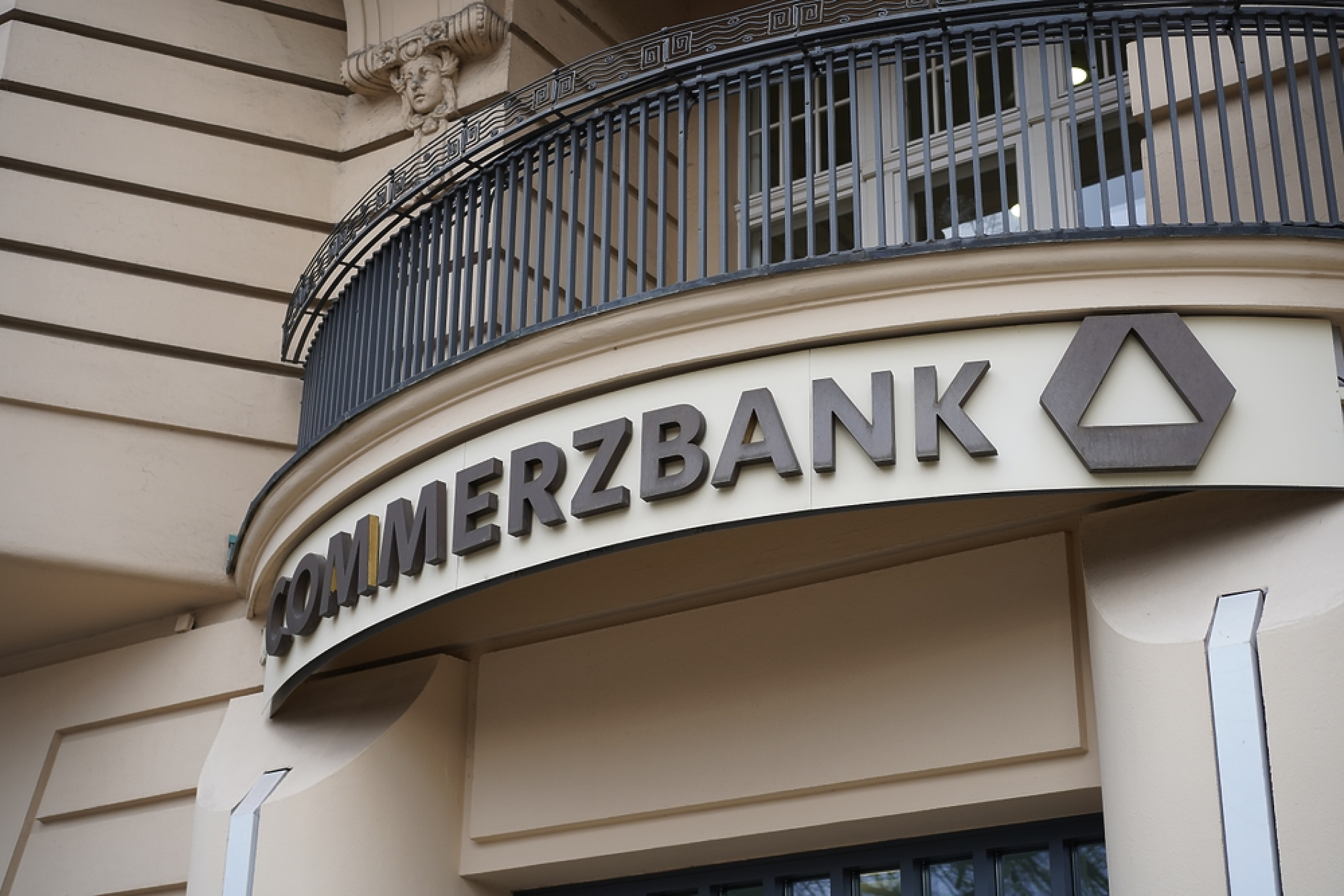 Commerzbank започва разговори с  UniCredit , но е против сливане