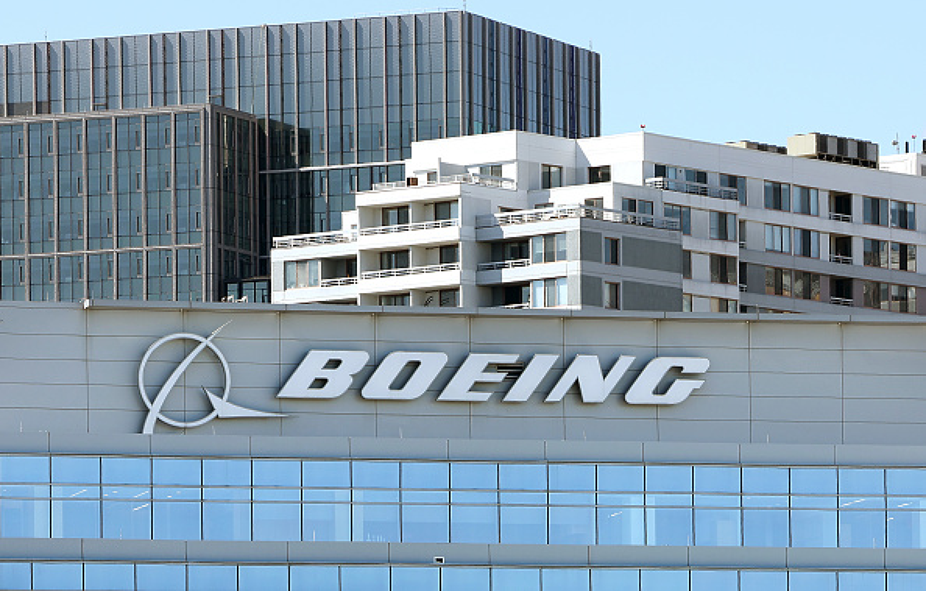 Boeing постигна предварителна договорка с лидерите на стачкуващия синдикат