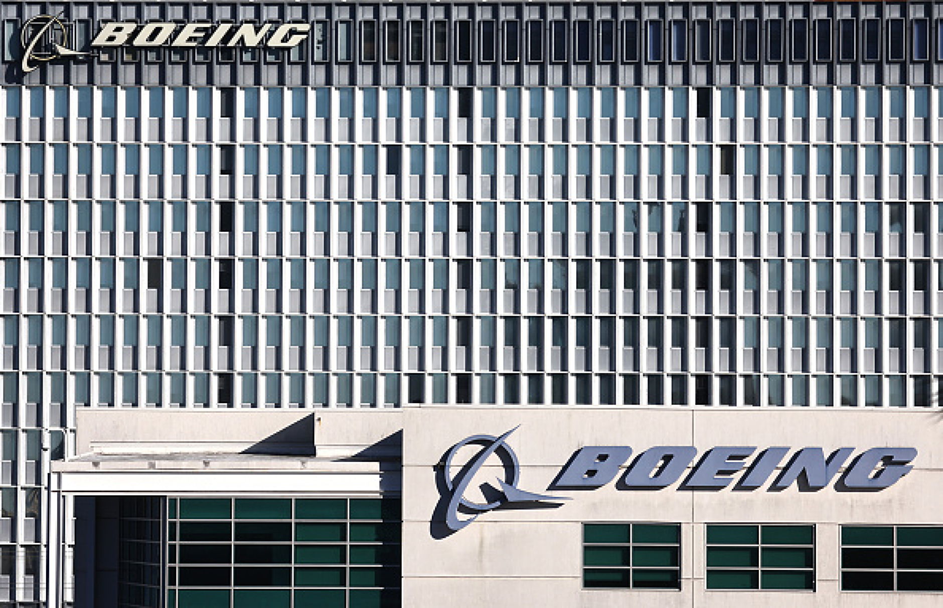 Шефът на Boeing представи спасителен план за изпадналия в затруднение производител на самолети