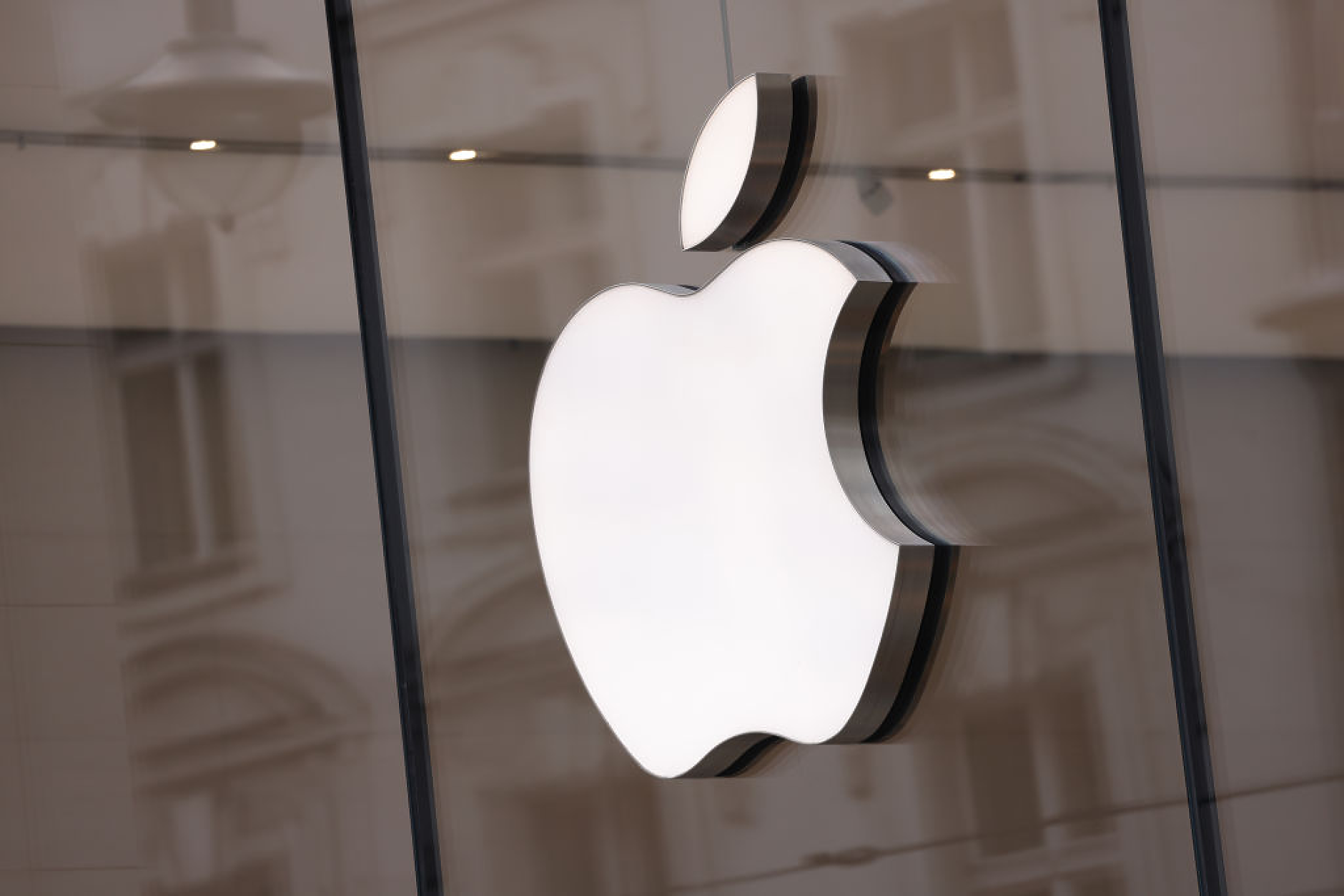 Компанията на Бъфет продължава да намалява дела си в Apple, свила го е с 60% тази година