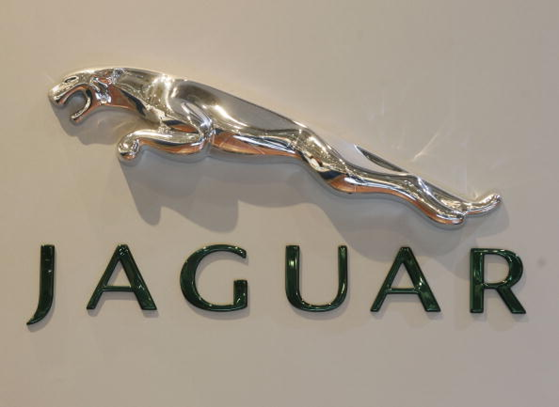 Jaguar спира продажбата на автомобили във Великобритания