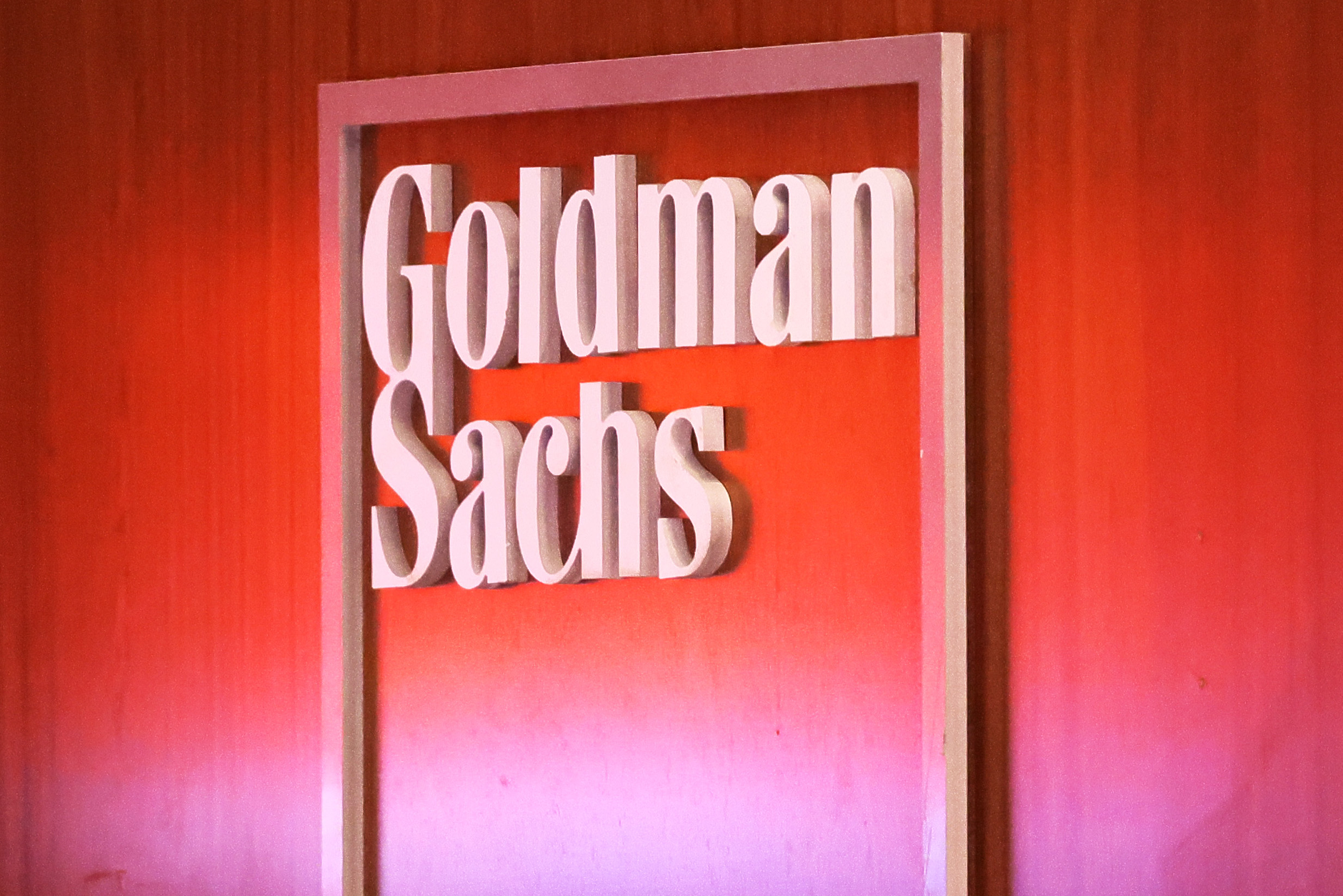 Goldman Sachs: Хедж фондовете залагат срещу енергетиката и трупат материали