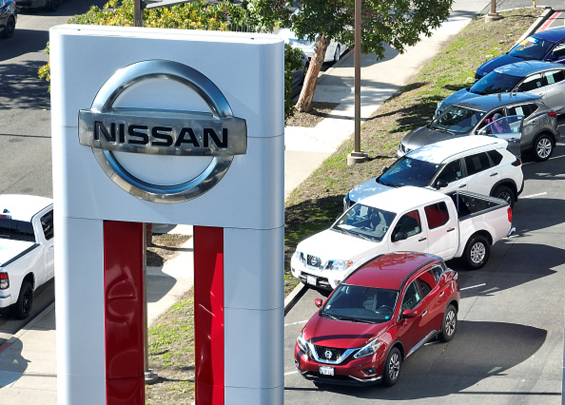 Nissan успя да пенсионира по-рано 1000 души от заводите си в САЩ, за да намали броя на съкращенията