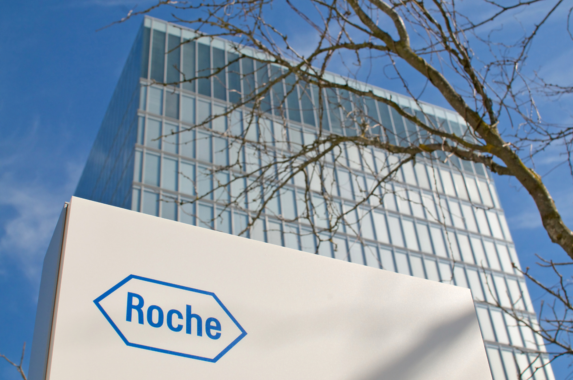 Фармацевтичния гигант Roche купува амеркански лидер в онколечението