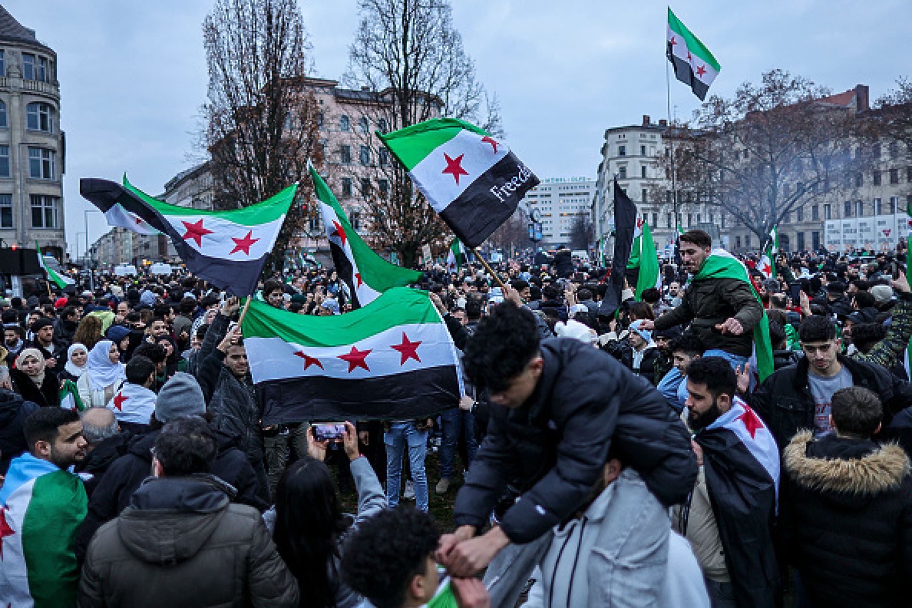 Временният сирийски лидер обеща да  възстанови страната, но е изправен пред финансова криза