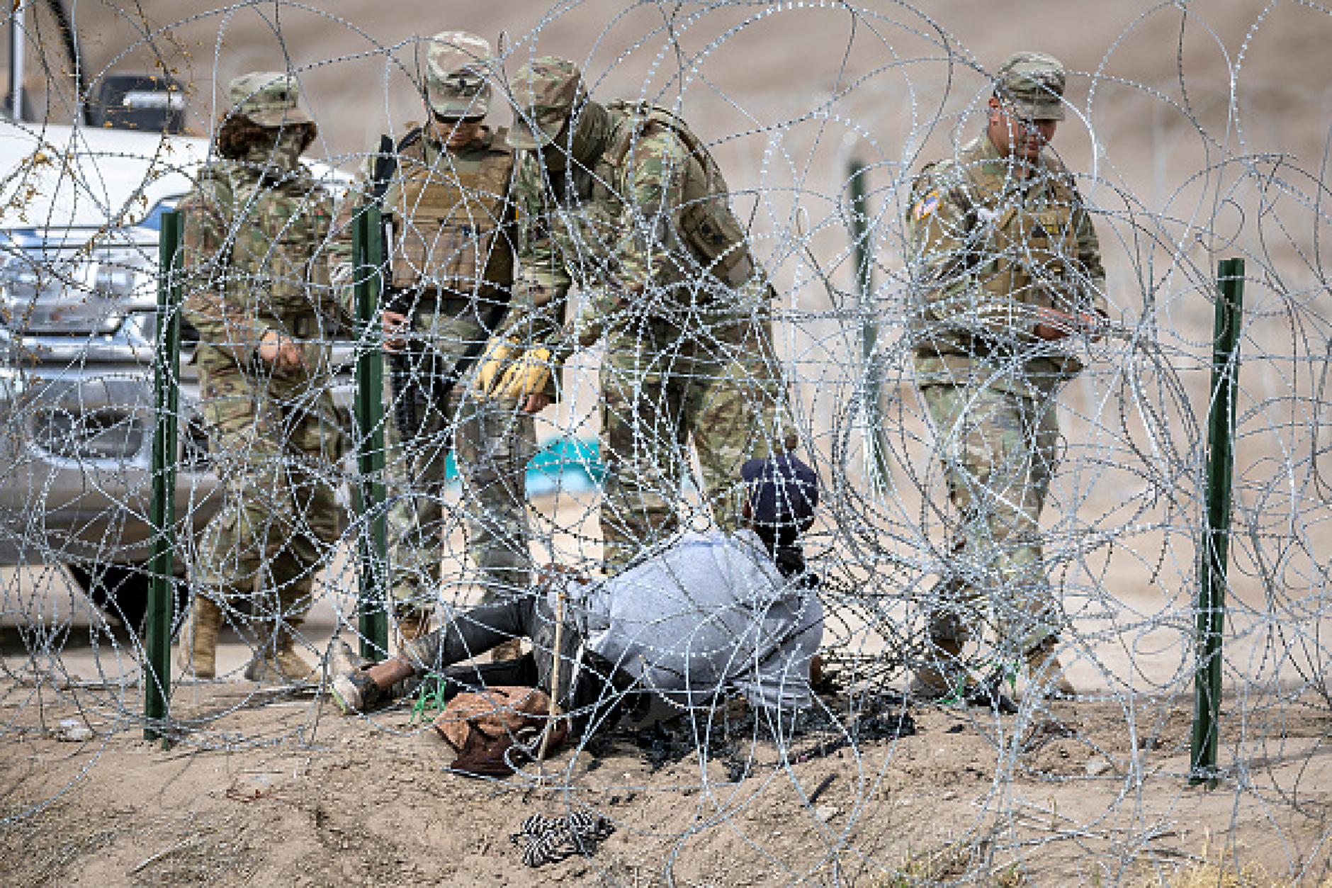 Новата администрация в САЩ изпрати допълнителни военни части по границата с Мексико