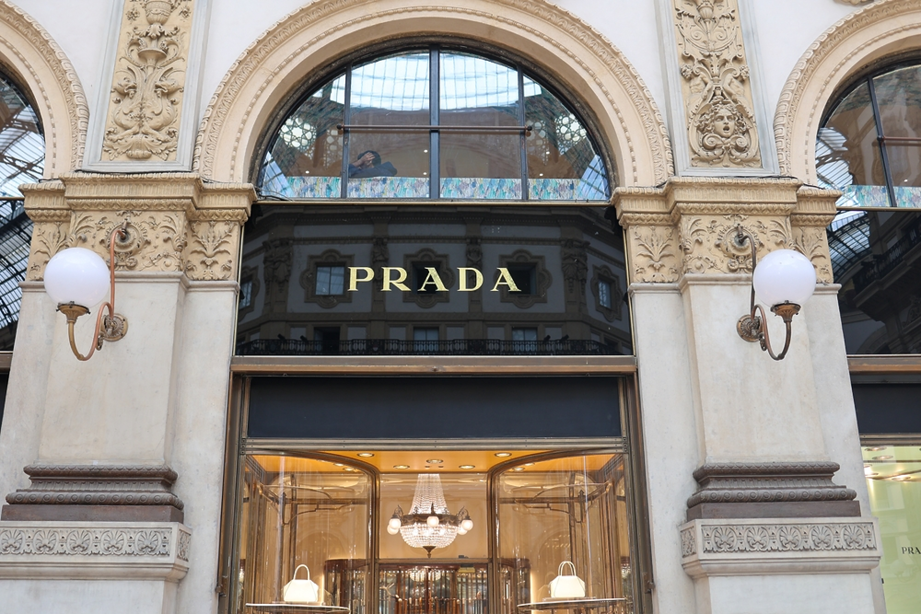 Prada е близо до сделка за Versace на стойност 1,6 млрд. долара