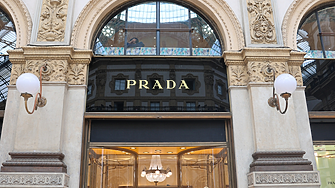 Prada е близо до сделка за Versace на стойност 1,6 млрд. долара