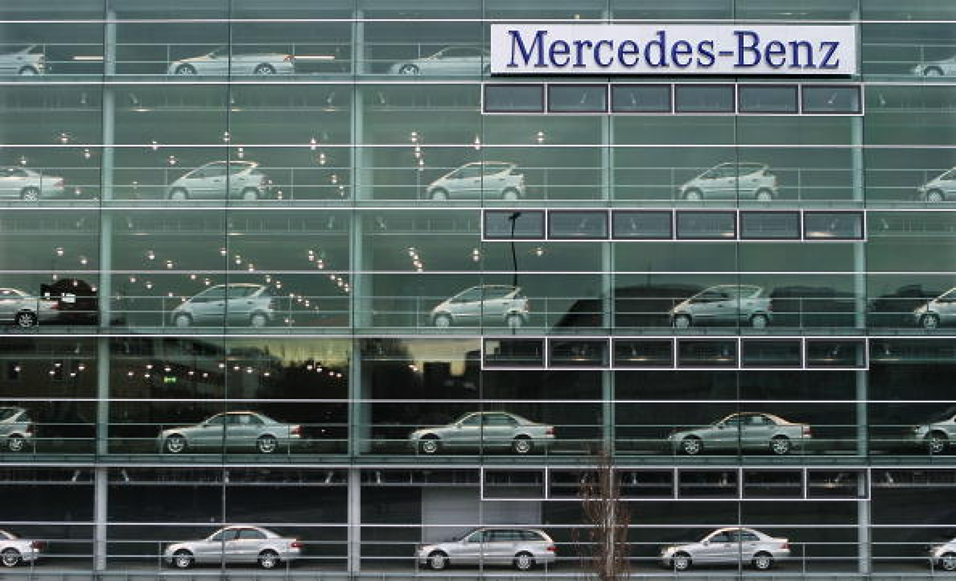 Mercedes-Benz предлага по 500 000 евро на служители, ако напуснат доброволно